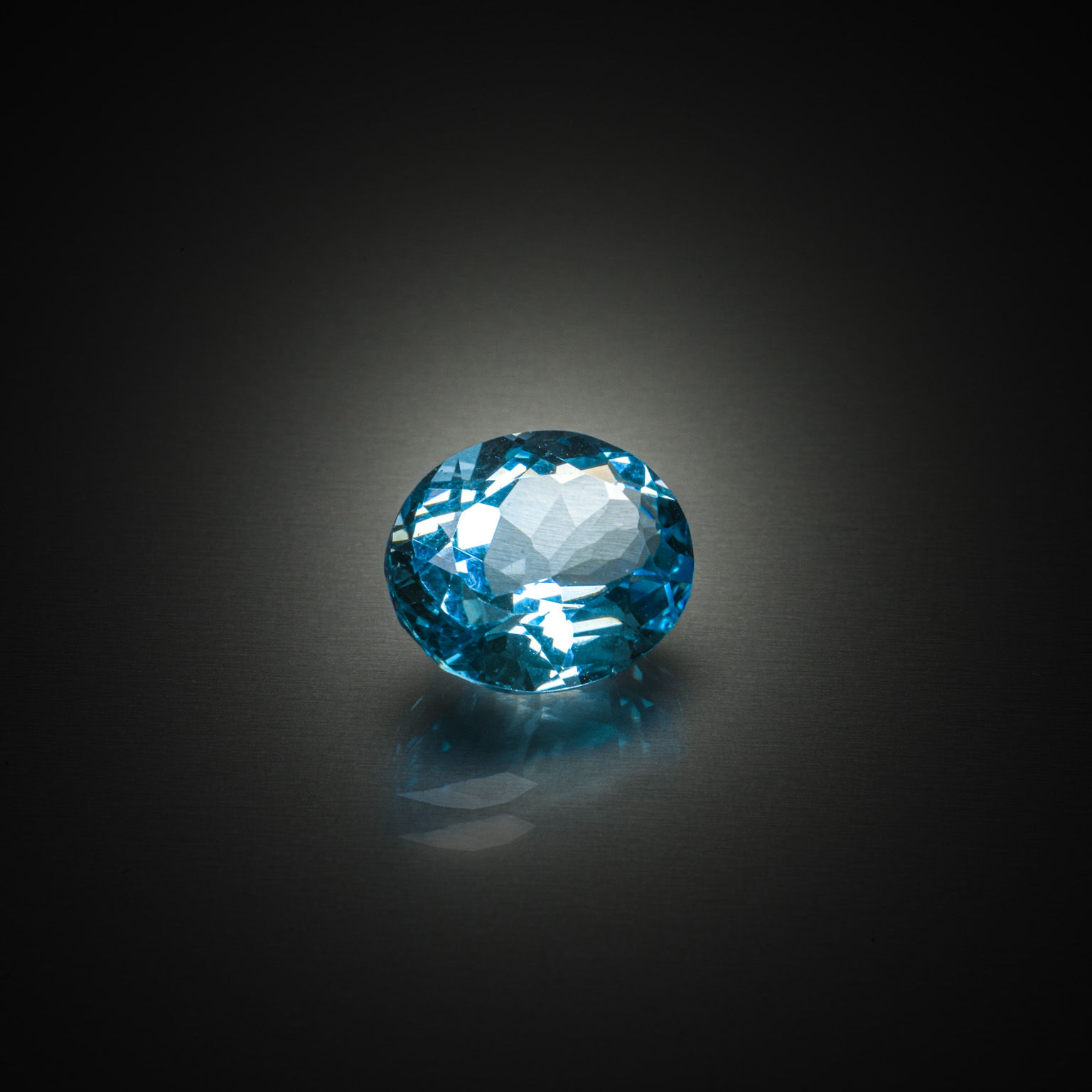 Topaze bleue ovale sur papier. - Lazuli
