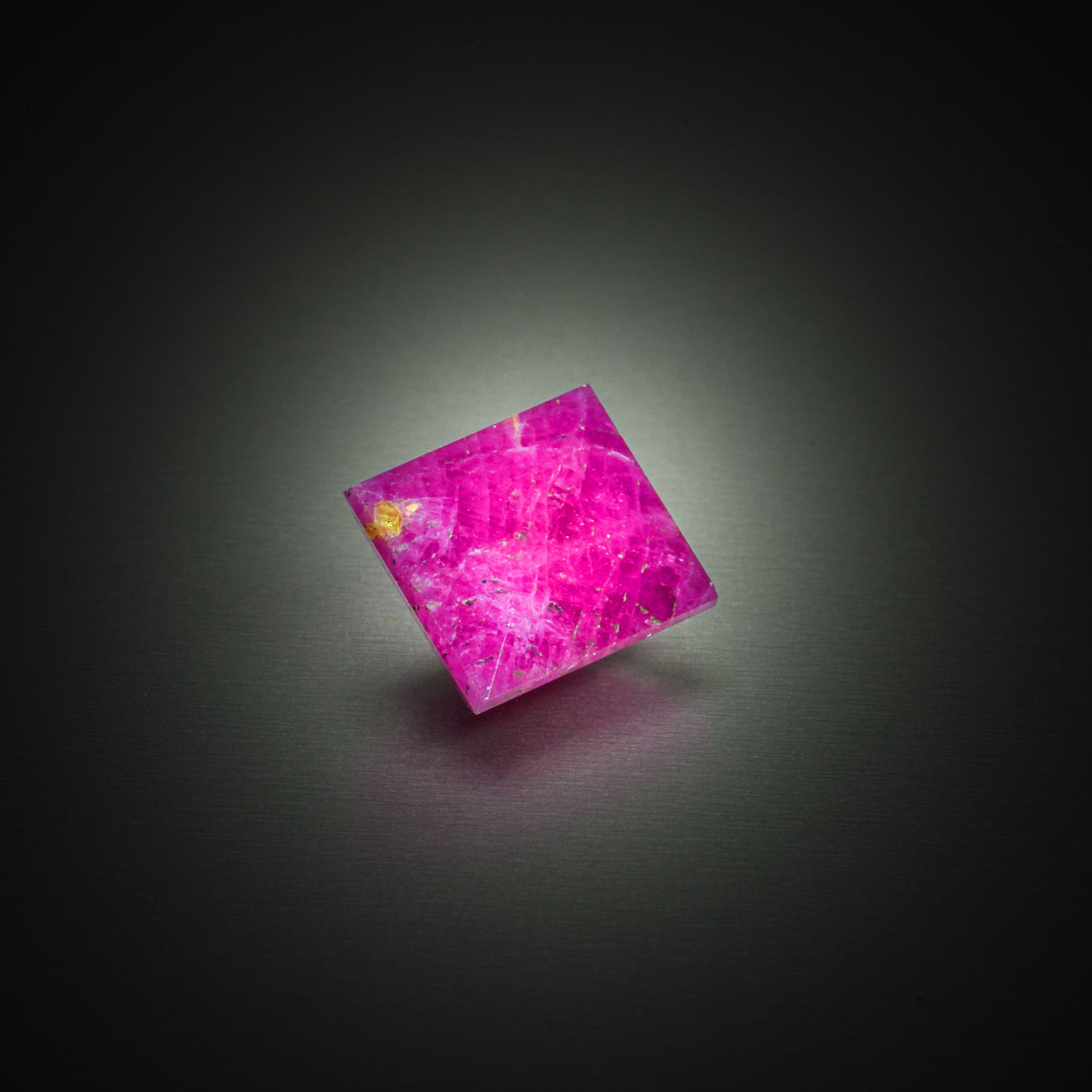 Rubis rectangulaire à pans vifs sur papier. - Lazuli