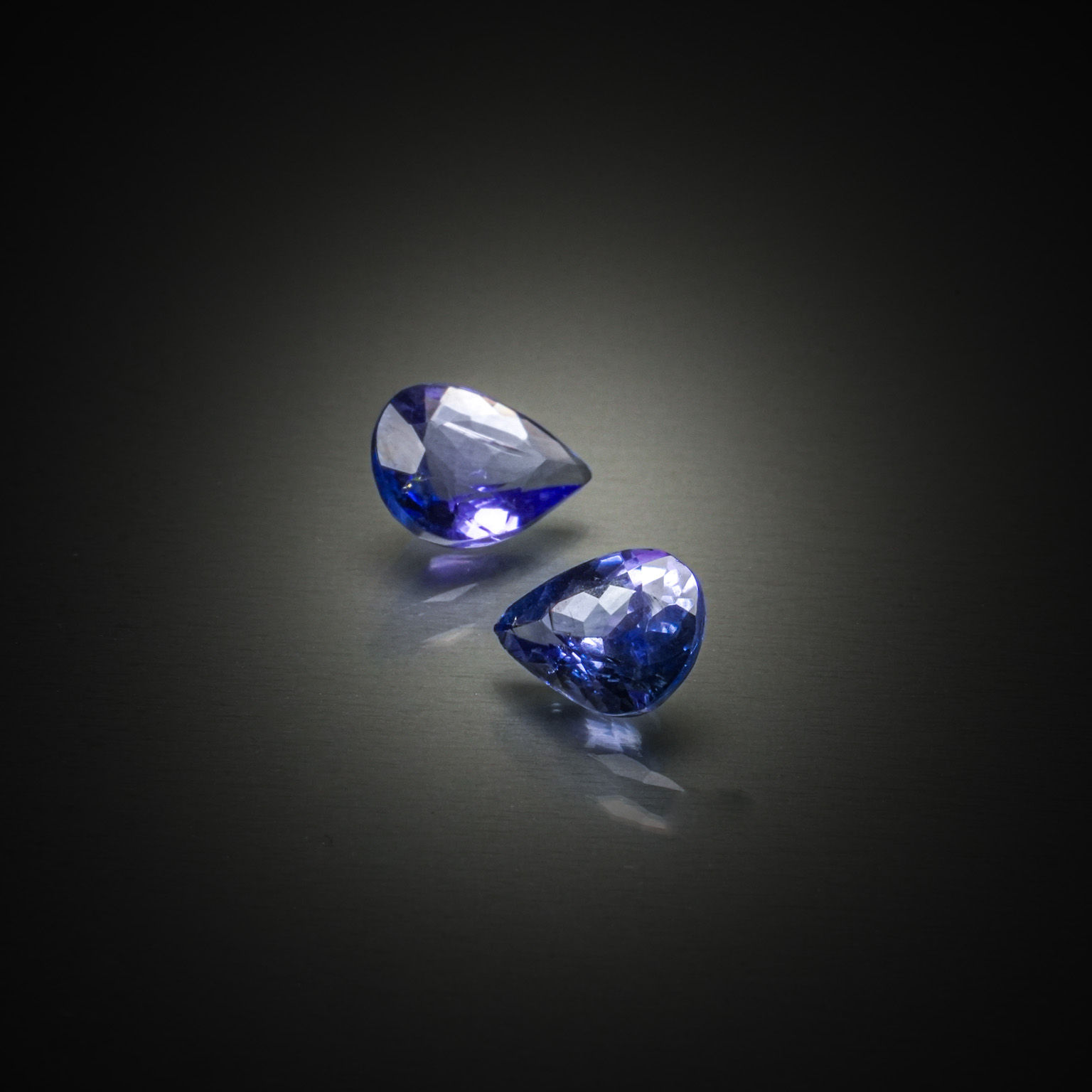 Appairage de tanzanites poires sur papier. - Lazuli