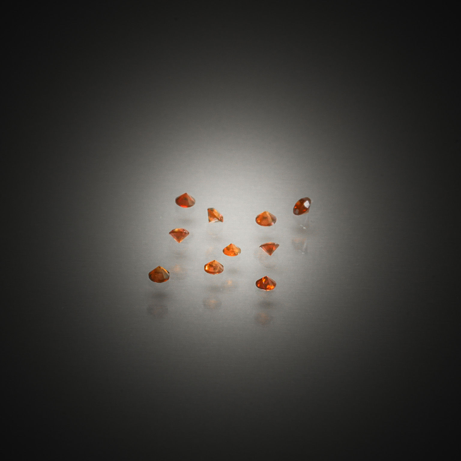 Opale noire poire cabochon sur papier. - Lazuli