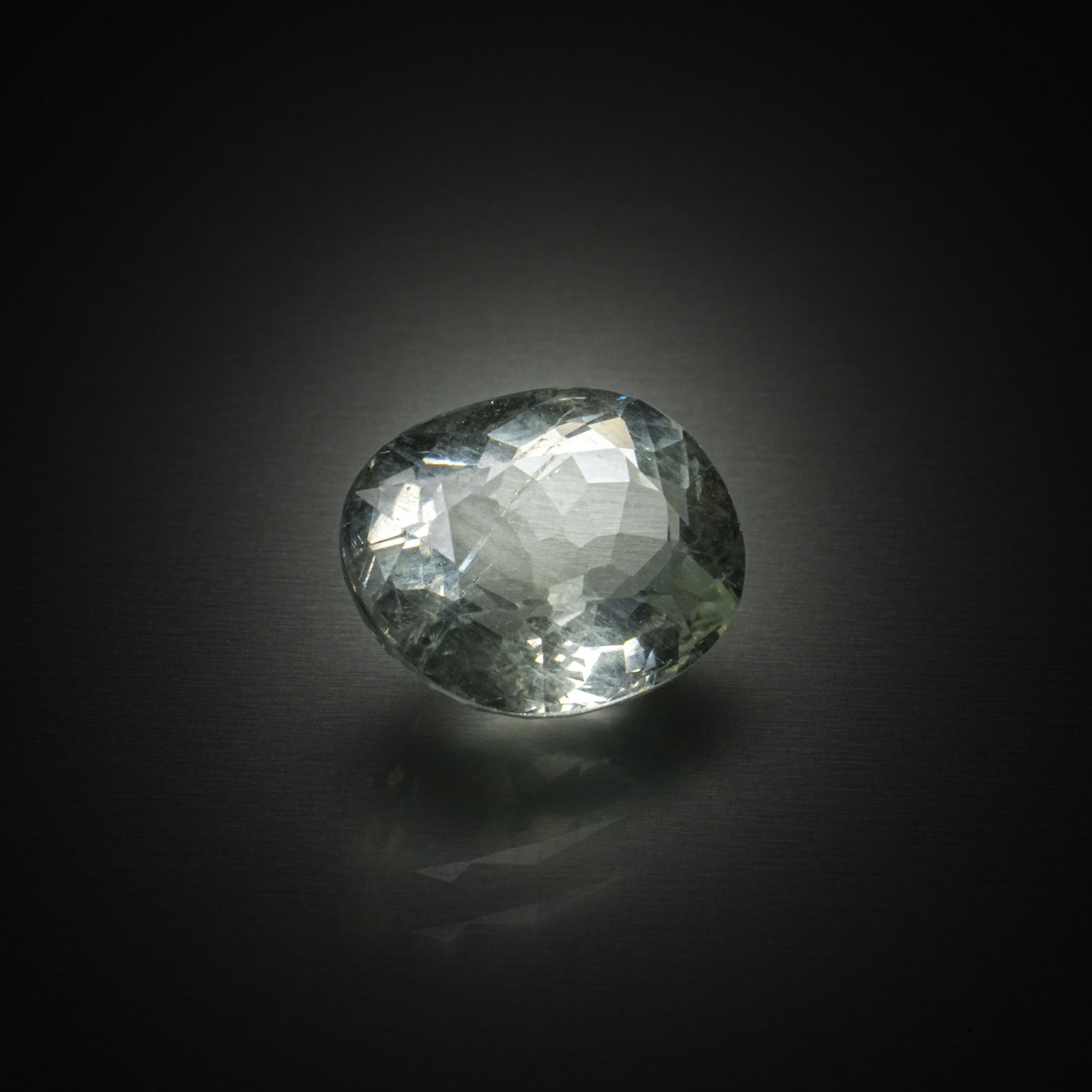 Lot de quatre diamants caramels ronds, un diamant jaune et un diamant baguette sur papier. - Lazuli