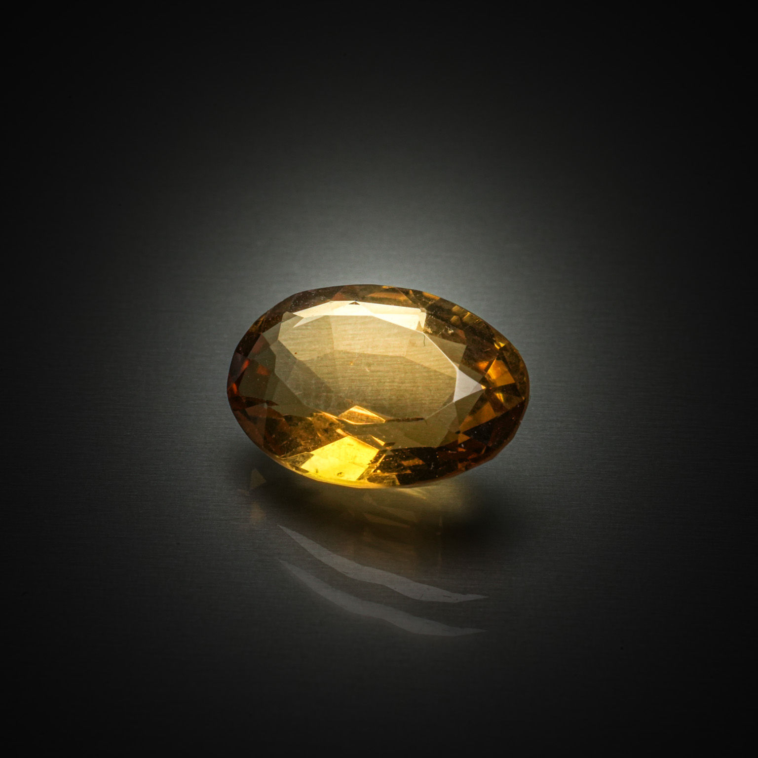 Quartz fumé rond sur papier. - Lazuli
