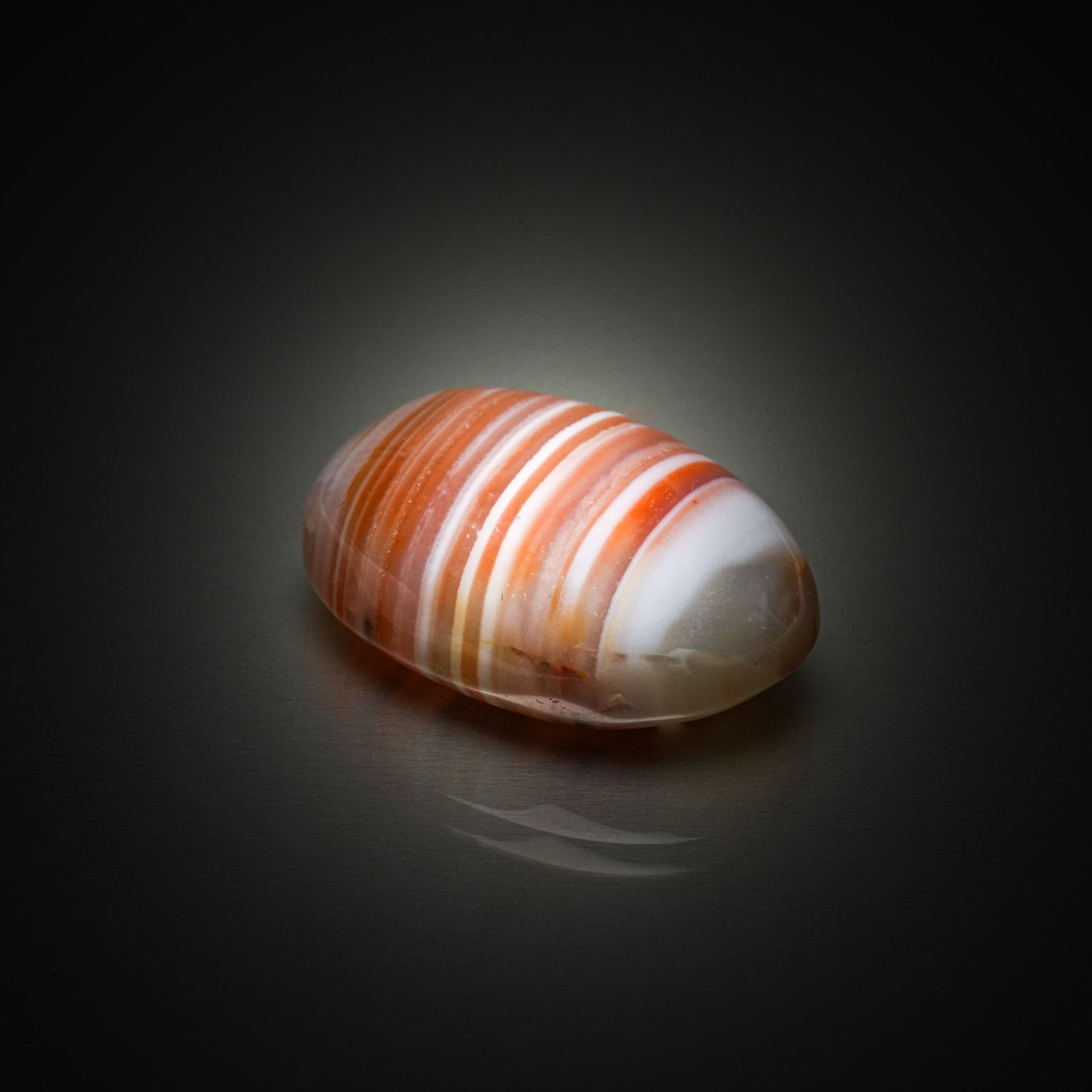 Agate multicolore ovale cabochon sur papier. - Lazuli