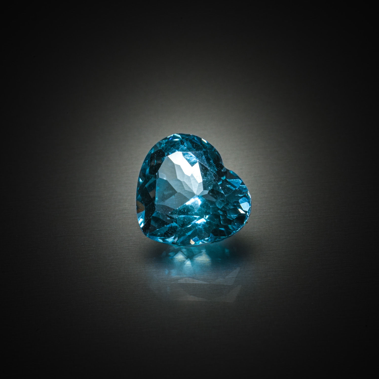 Grenat rhodolite marquise sur papier. - Lazuli