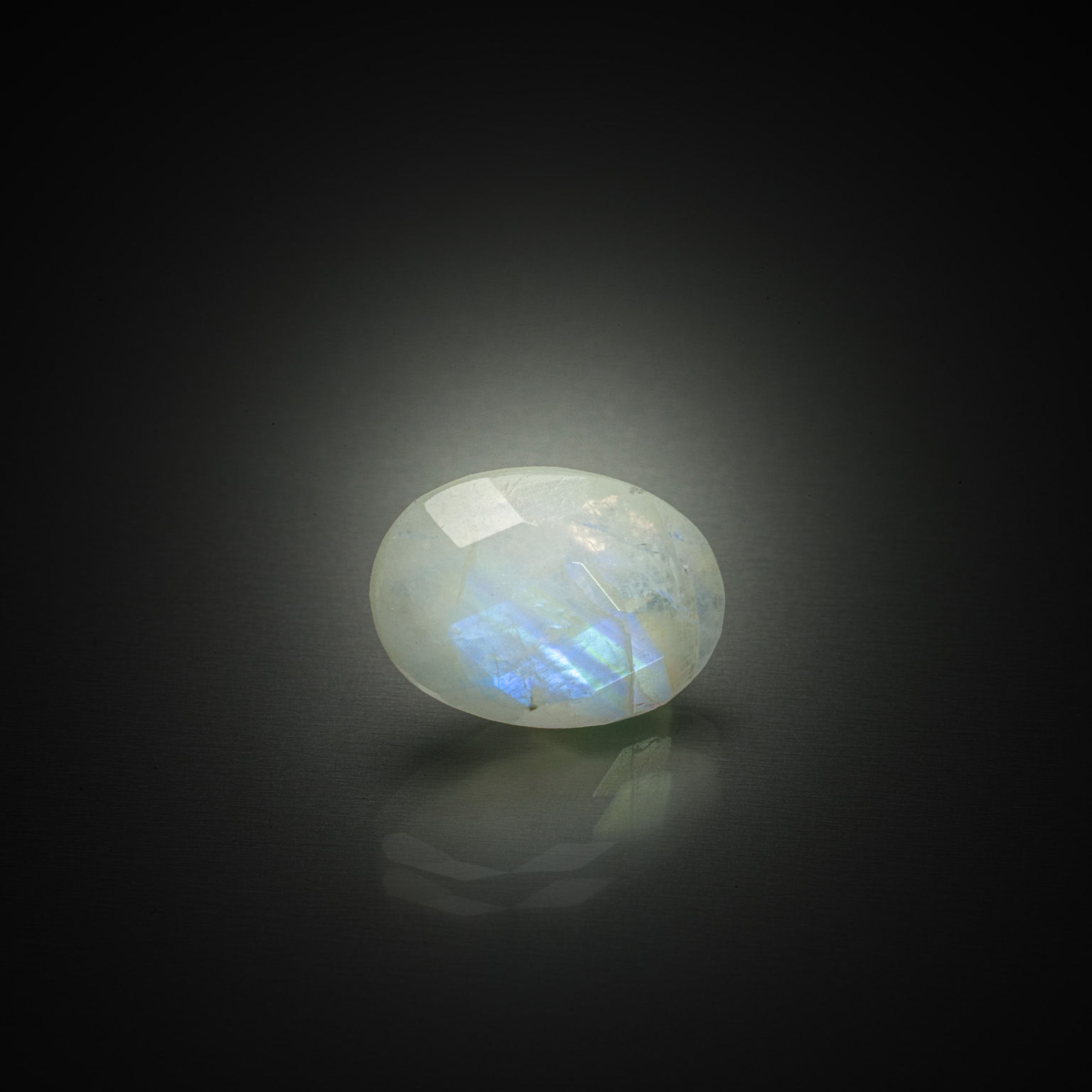 Zircon bleu ovale sur papier. - Lazuli