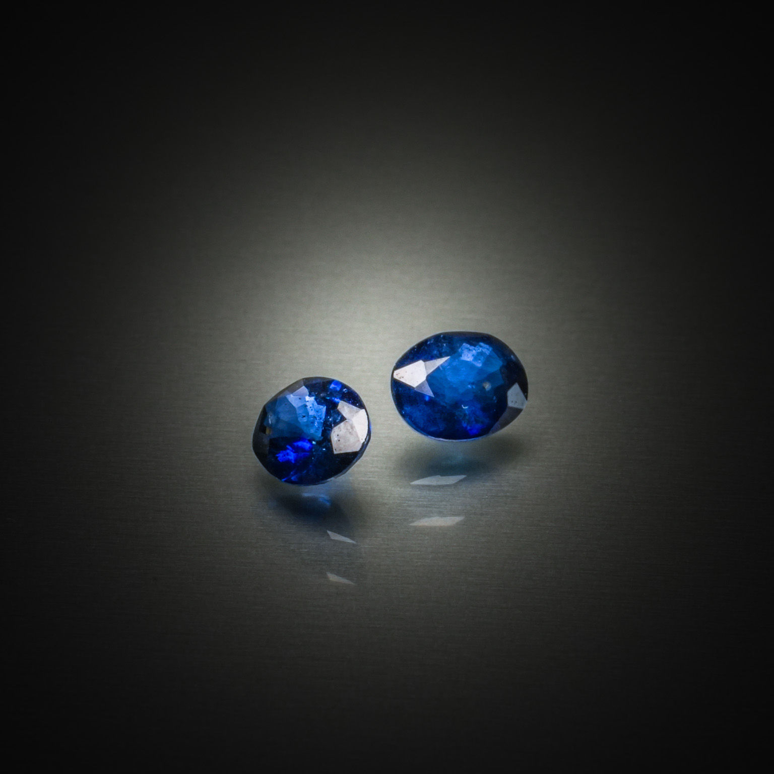 Opale noire poire cabochon sur papier. - Lazuli