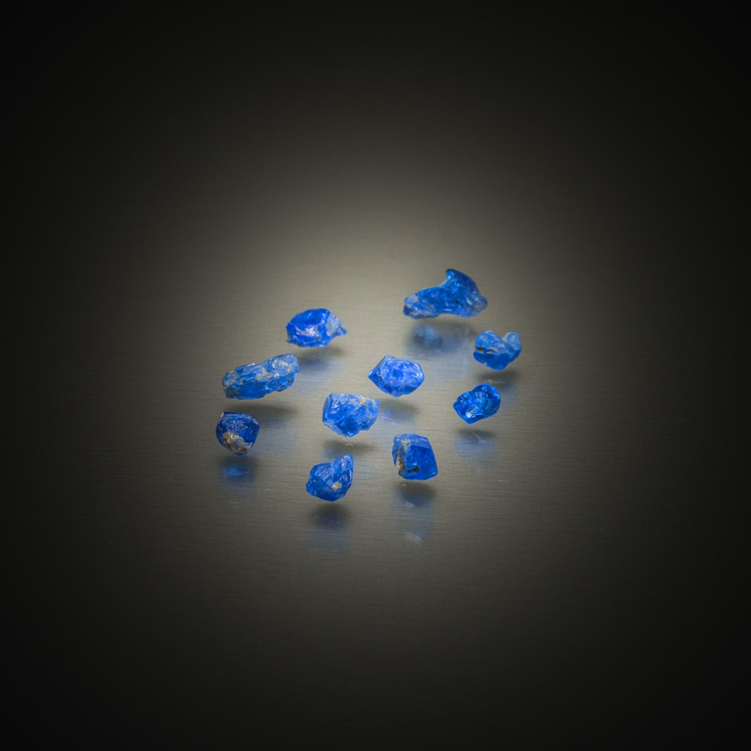Lot de deux saphirs ovales sur papier. - Lazuli