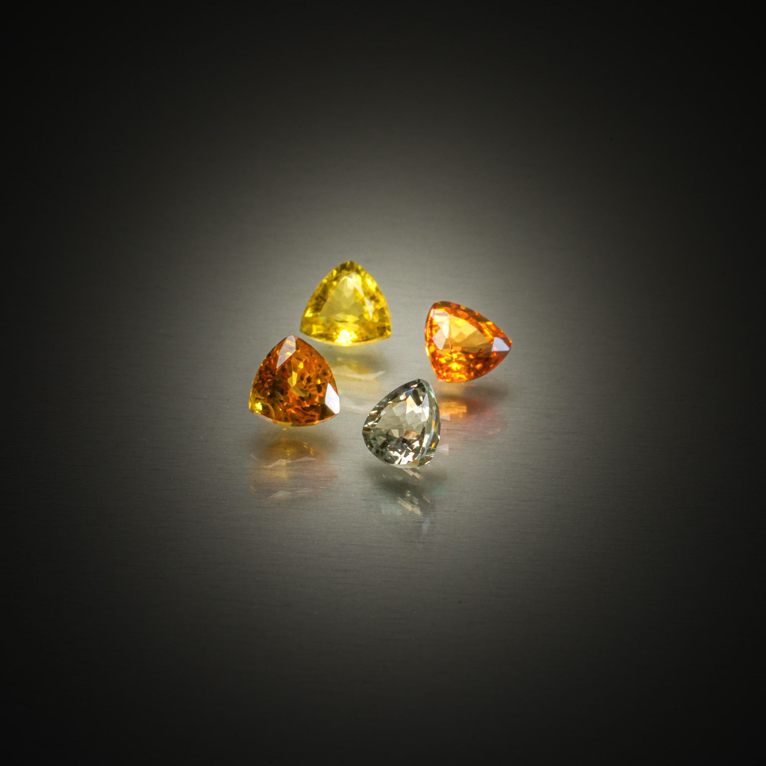Lot de cinq quartz jaunes ovales sur papier. - Lazuli