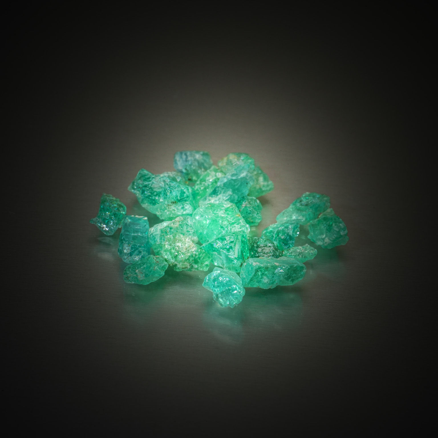 Rubis rectangulaire à pans vifs sur papier. - Lazuli