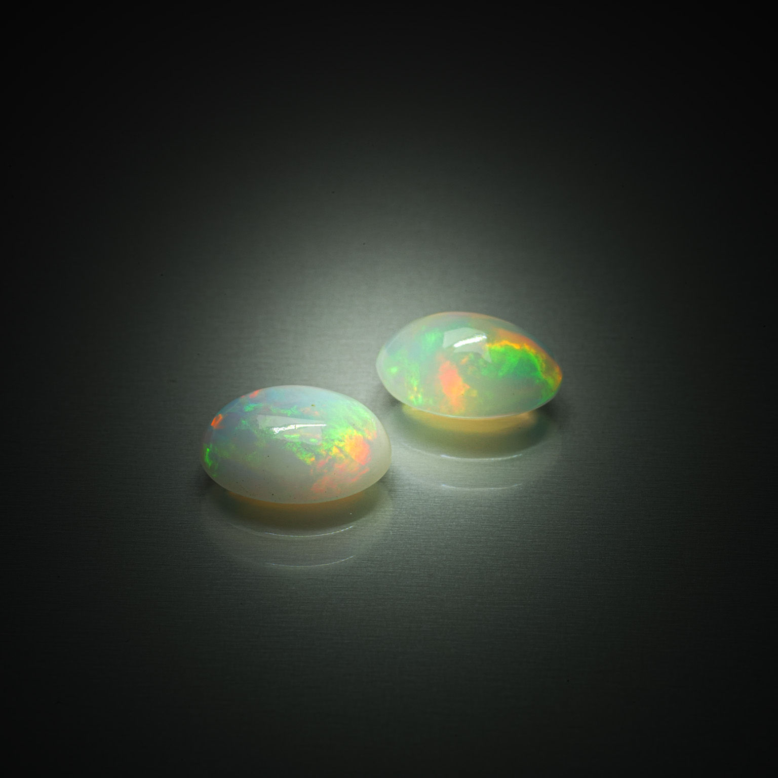 Appairage d&rsquo;opales ovales cabochons sur papier. - Lazuli
