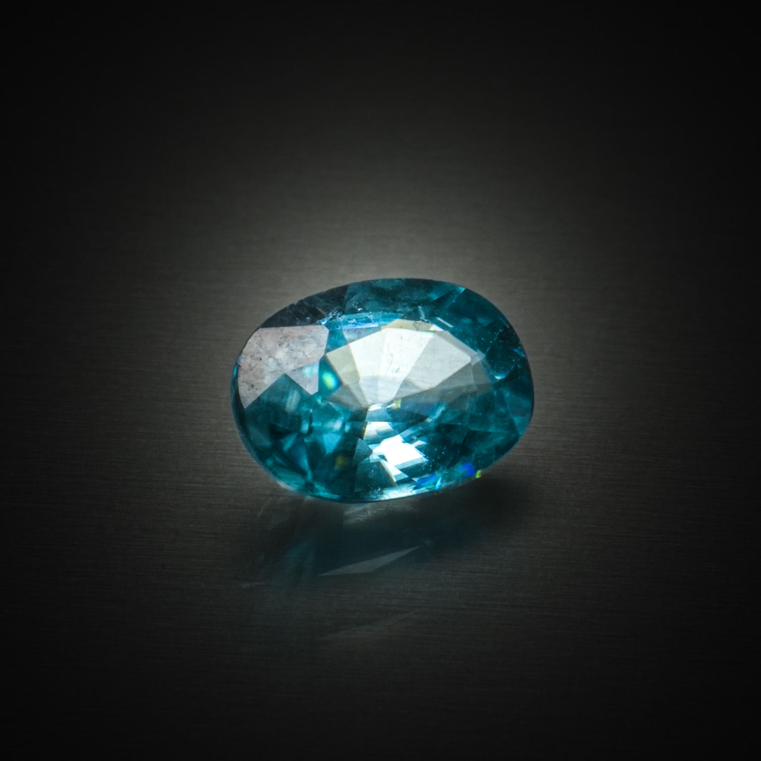 Topaze impériale poire sur papier. - Lazuli