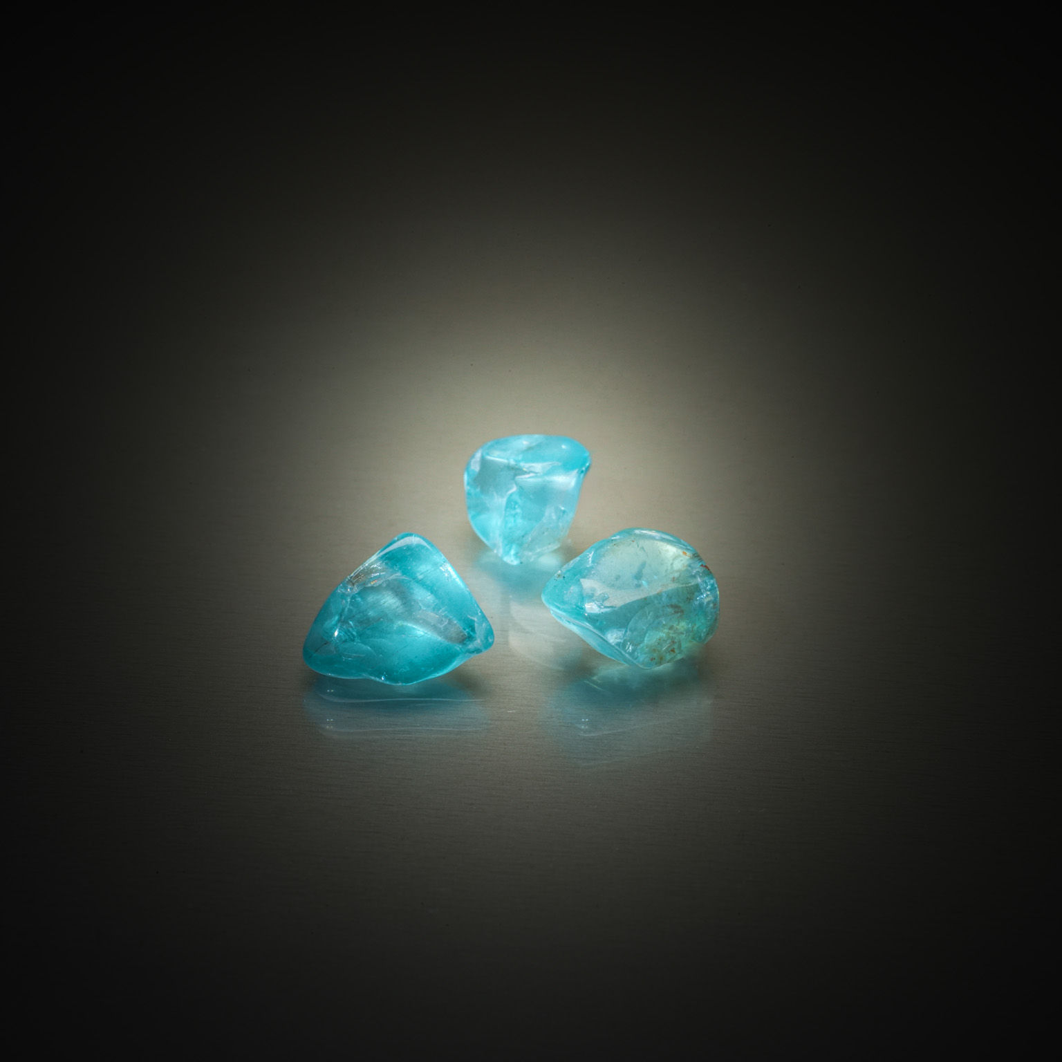 Tanzanite ovale sur papier. - Lazuli