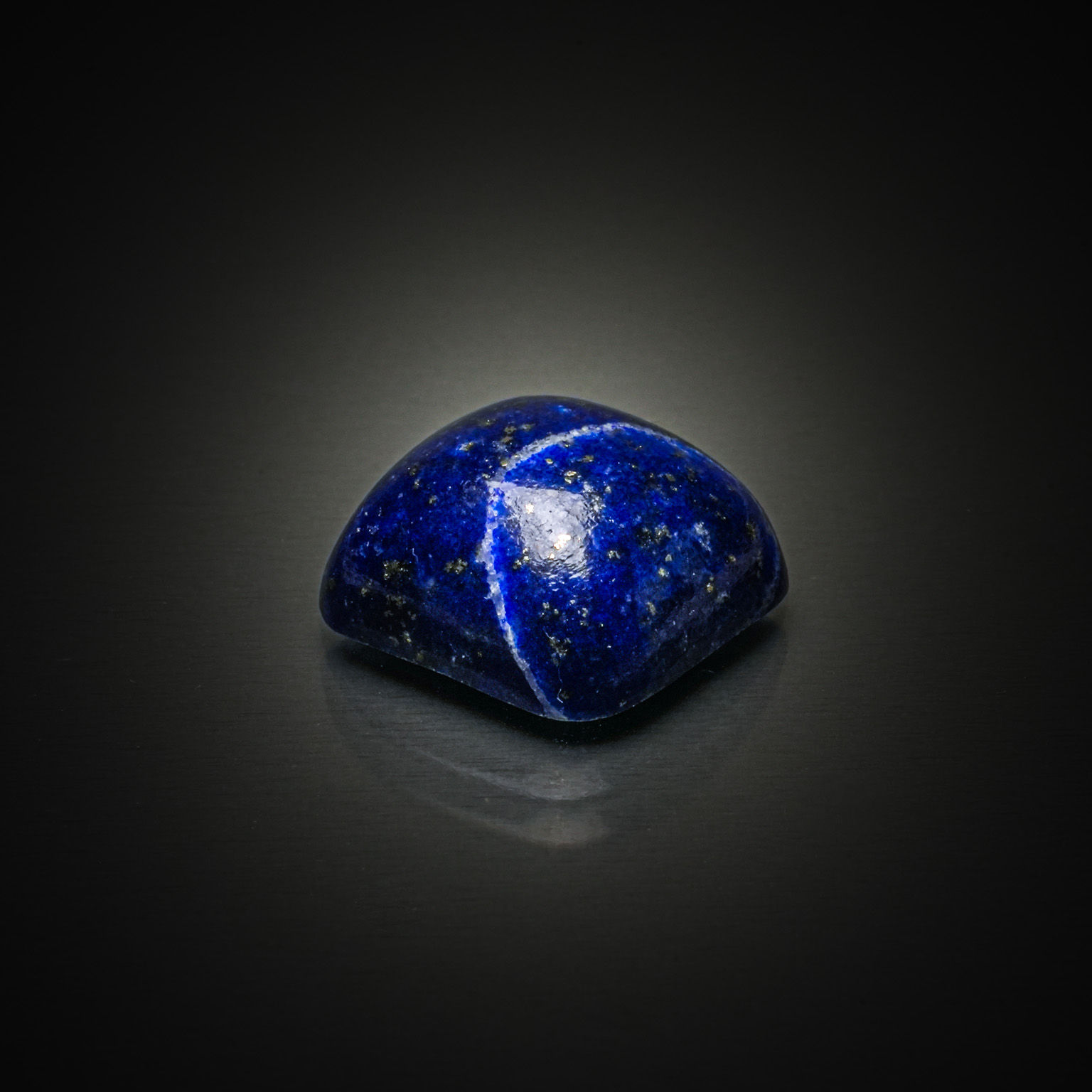 Lapis lazuli cabochon sur papier. - Lazuli
