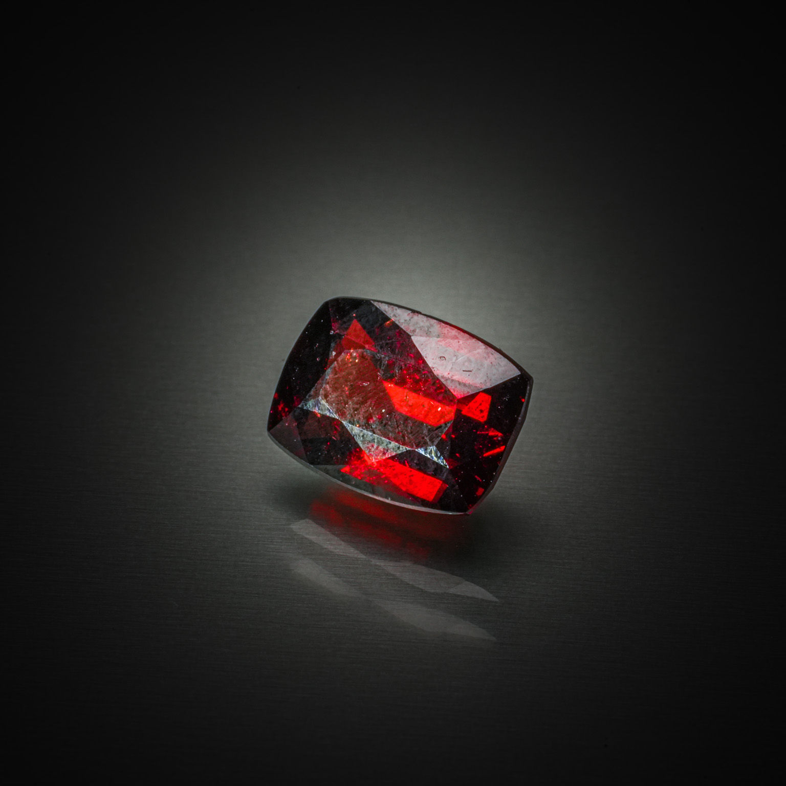 Tourmaline bicolore rectangulaire à pans coupés sur papier. - Lazuli