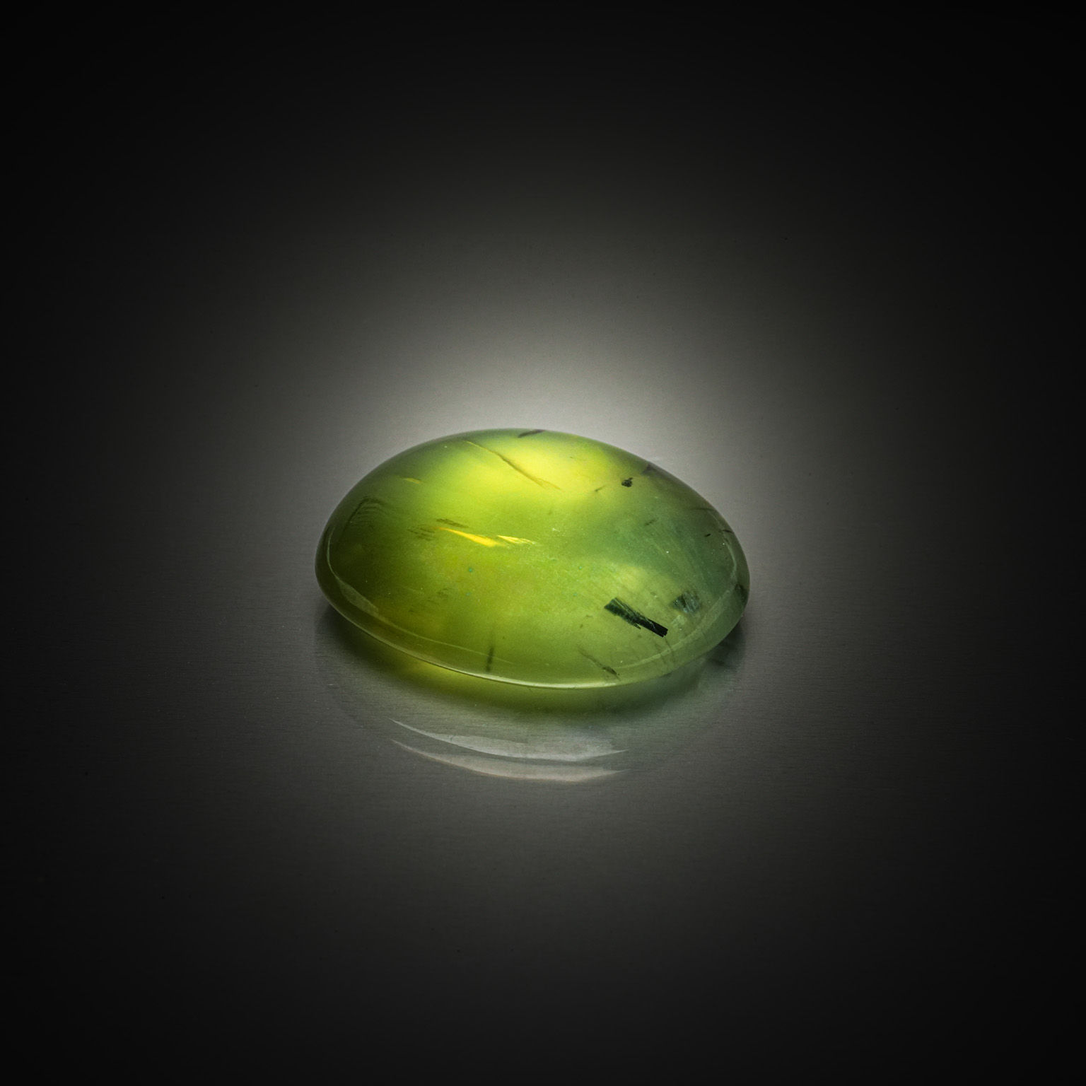 Prehnite coussin cabochon sur papier. - Lazuli