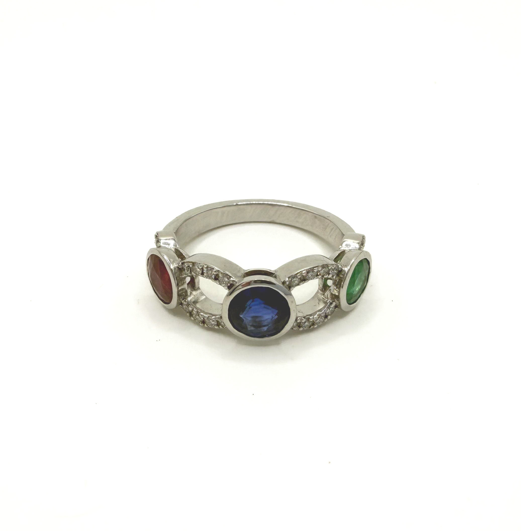 Bague en or jaune (750 millièmes) ornée d’un grenat rond épaulé de deux diamants ronds taille moderne d’environ 0,5 ct chacun. - Lazuli