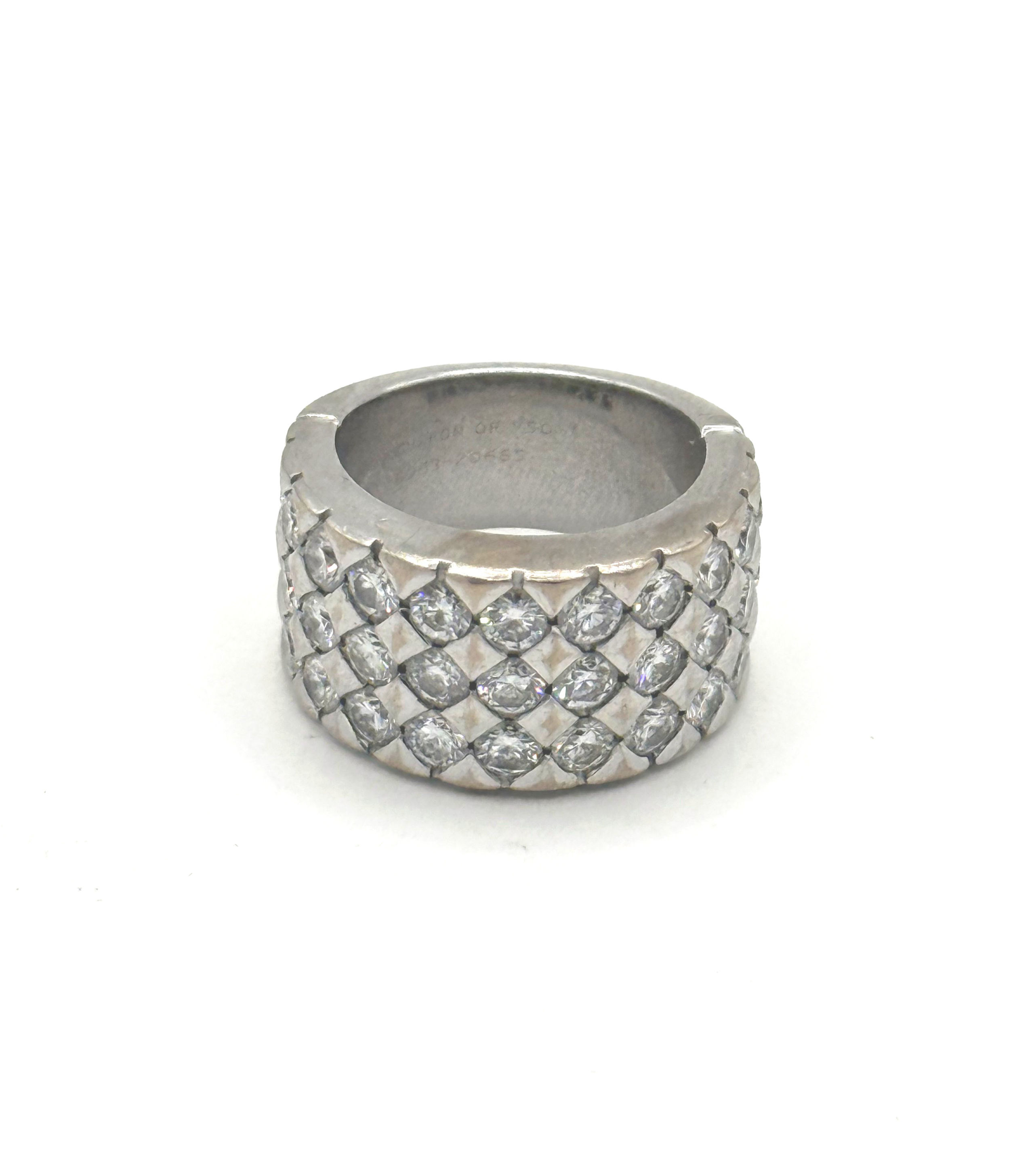 Bague toi & moi en or gris (750 millièmes) ornée de deux rubis coussins entourés de brillants et agrémentée d’une ligne de brillants de part et d’autre. - Lazuli