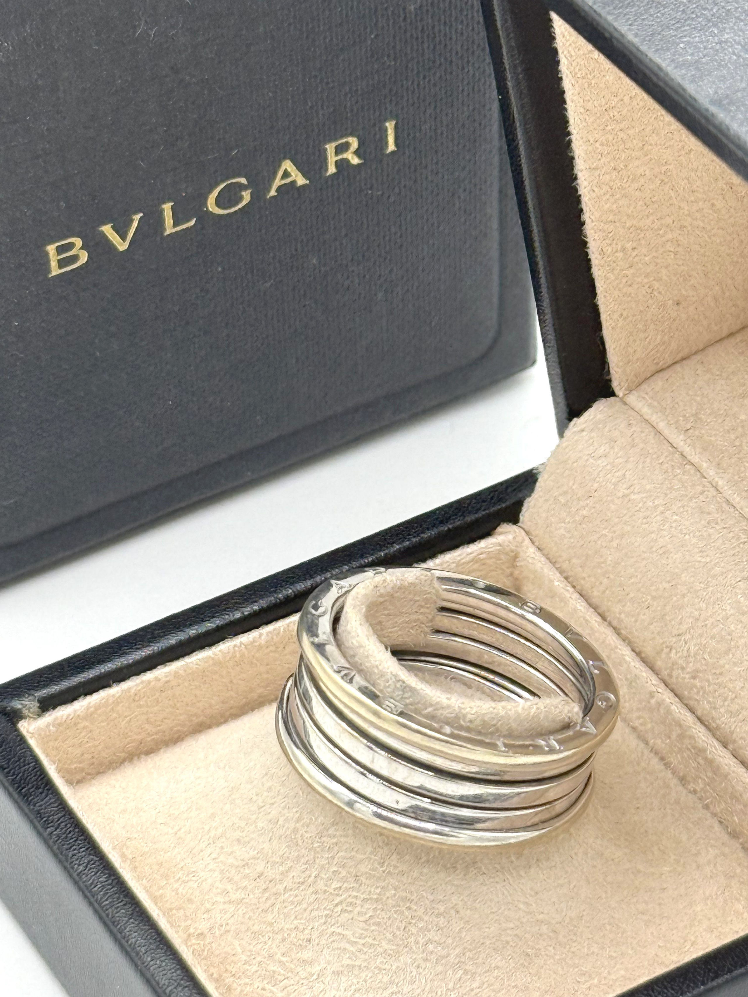 Bague ajourée en or jaune et gris (750 millièmes) ornée de diamants. - Lazuli