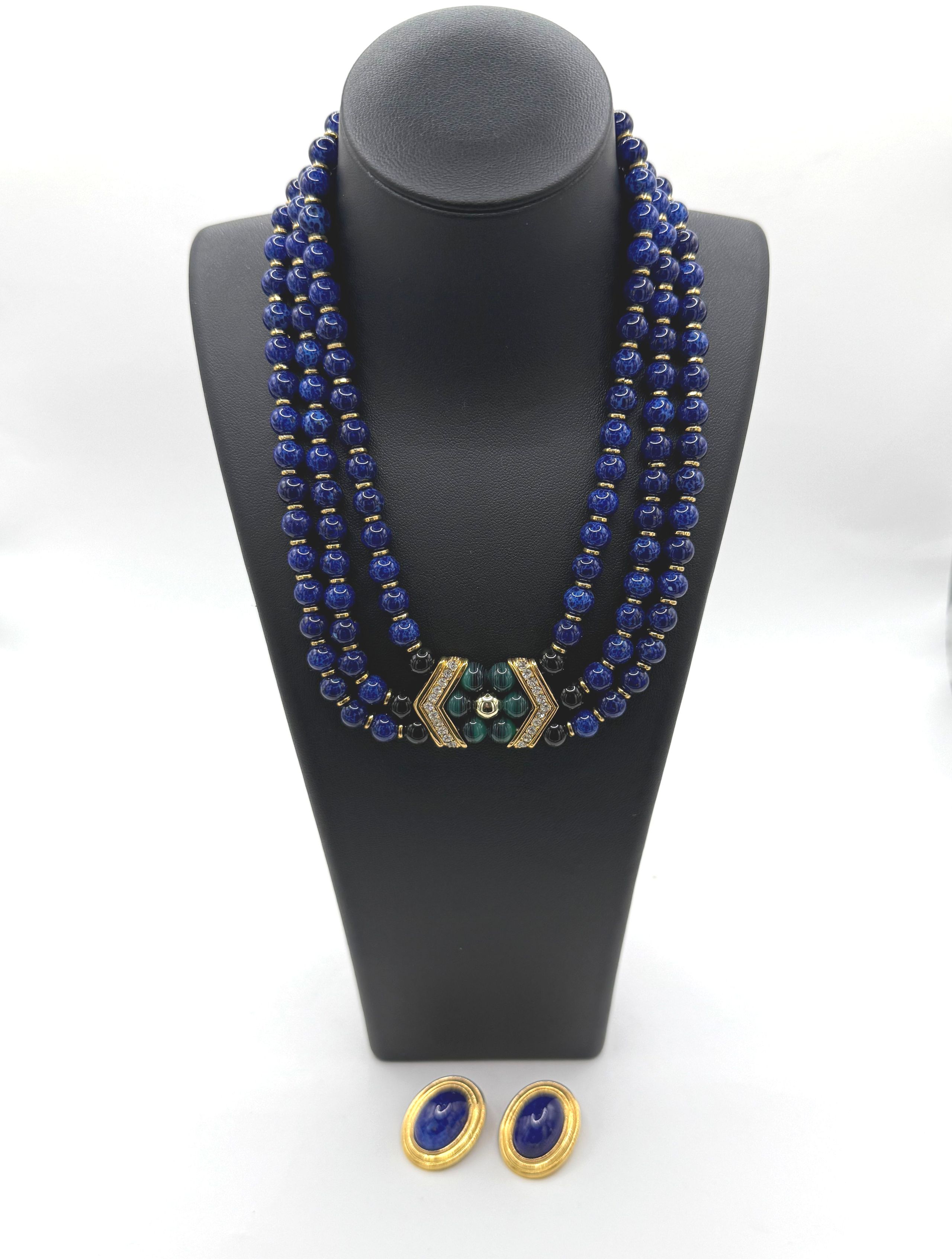 Bague en or gris (750 millièmes) ornée d&rsquo;un diamant carré à pans coupés épaulé de deux diamants verts, l&rsquo;anneau serti partiellement de trois lignes de brillants. - Lazuli