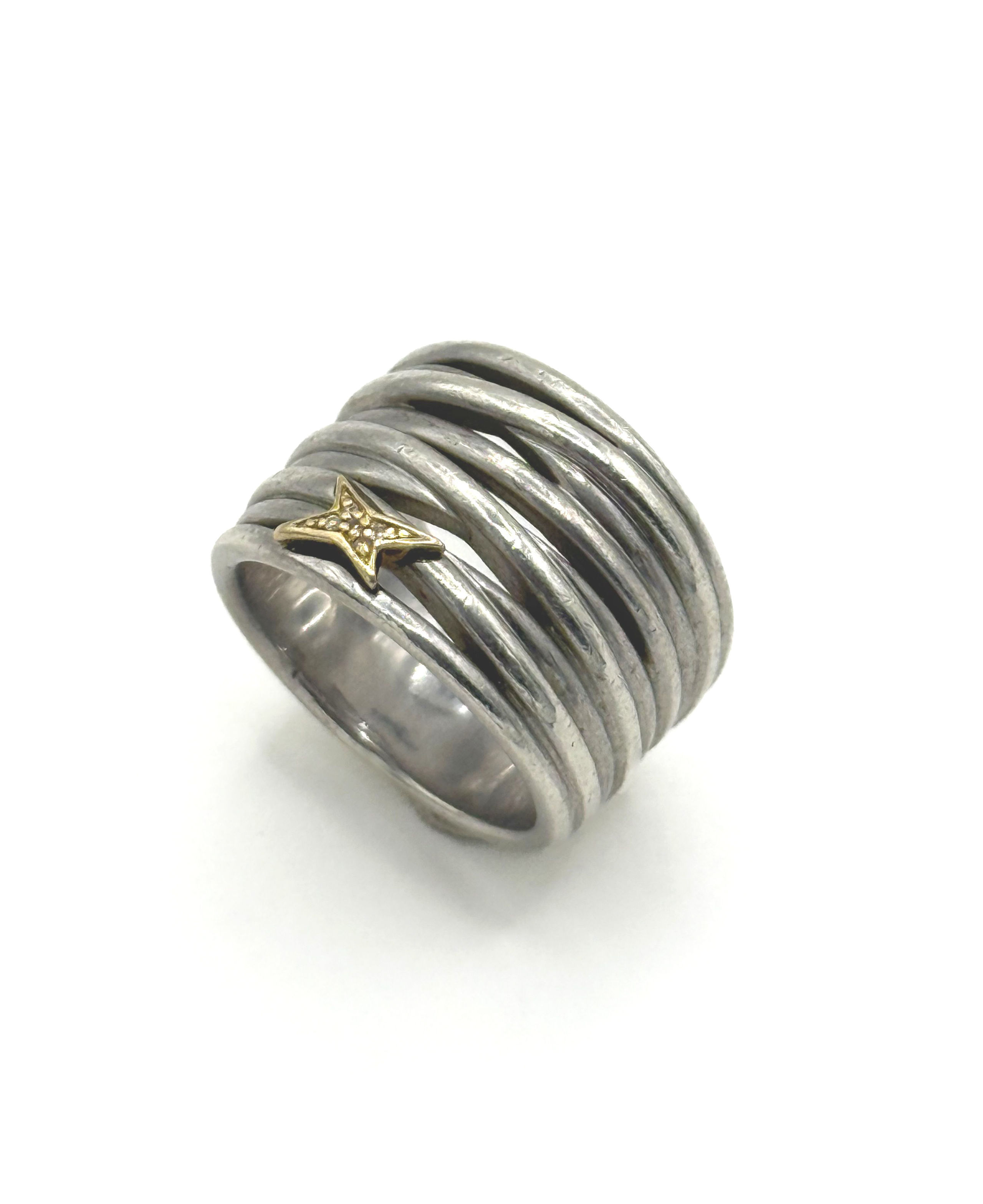 Broche abeille en or gris et jaune (750 millièmes) ornée de saphirs et diamants ronds, les yeux ornés d’émeraudes cabochons. - Lazuli