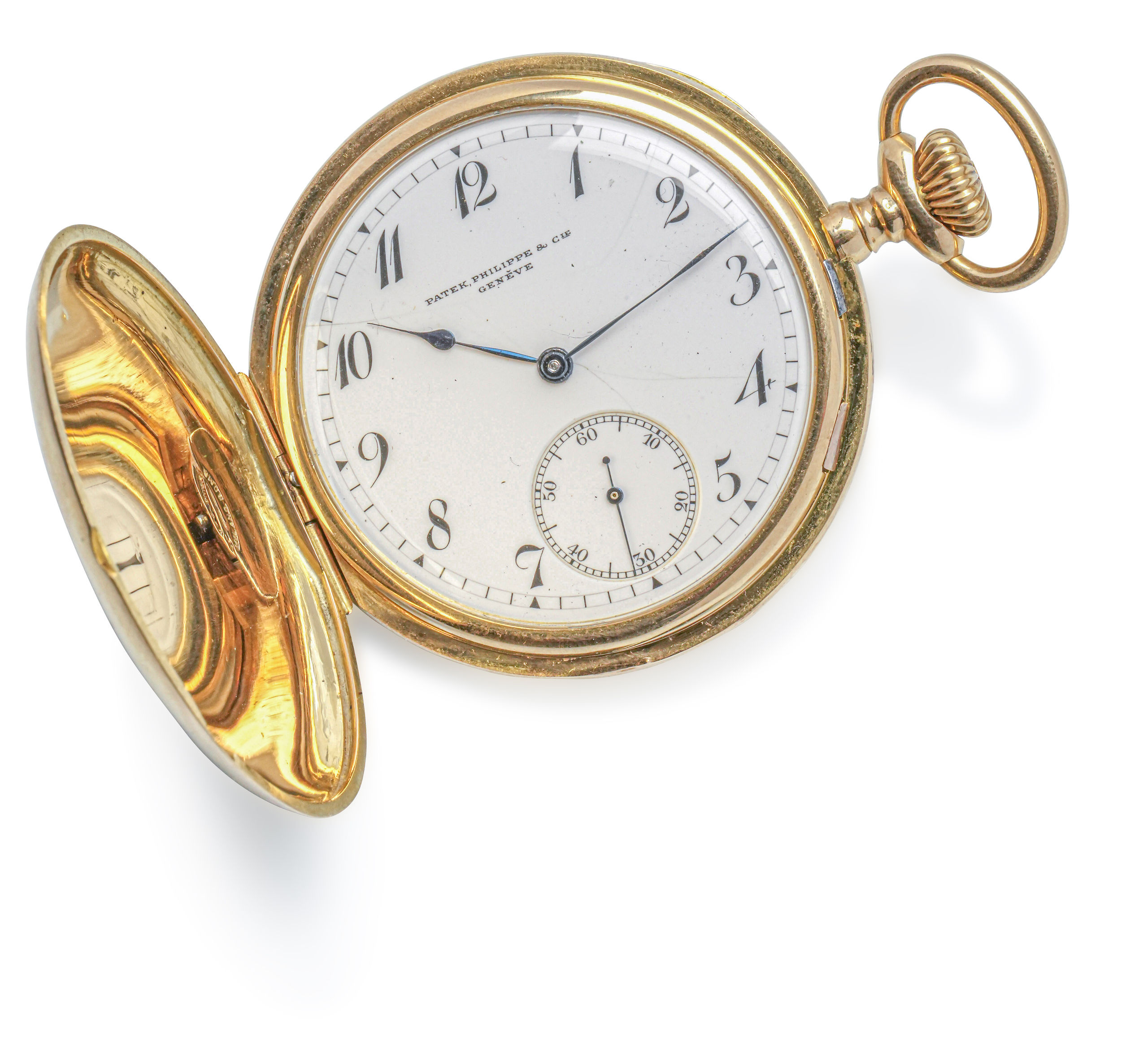 Broche ajourée en or jaune (750 millièmes) à décor de torche, carquois, nœud, feuillage et une perle en pampille. - Lazuli