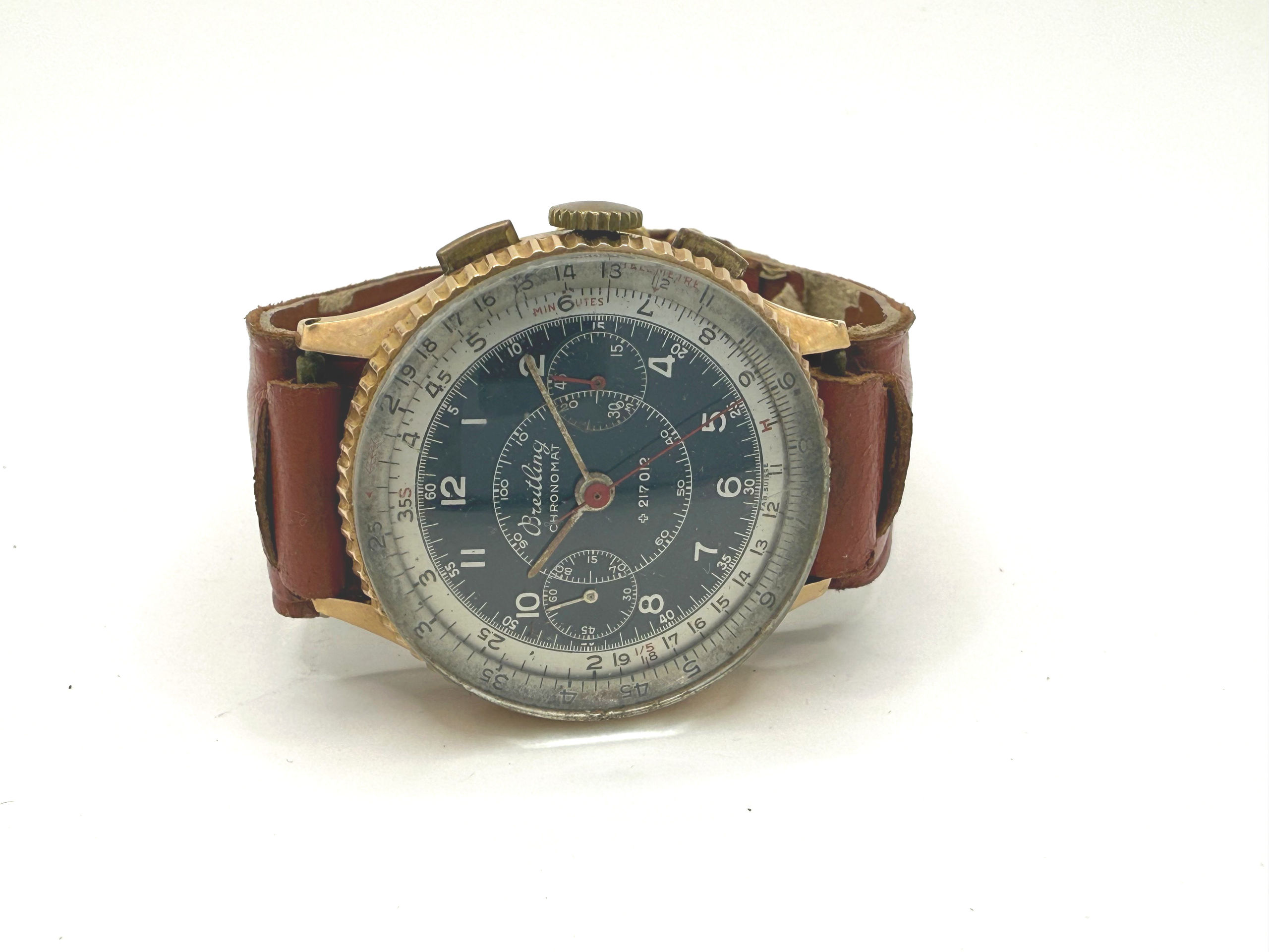 Collier composé de perles facettées et de perles sphériques. Une amulette représentant une divinité égyptisante. Or et grenats. Proche Orient. Phénicien ? Ier millénaire av. J.C. L. environ 80 cm. - Lazuli