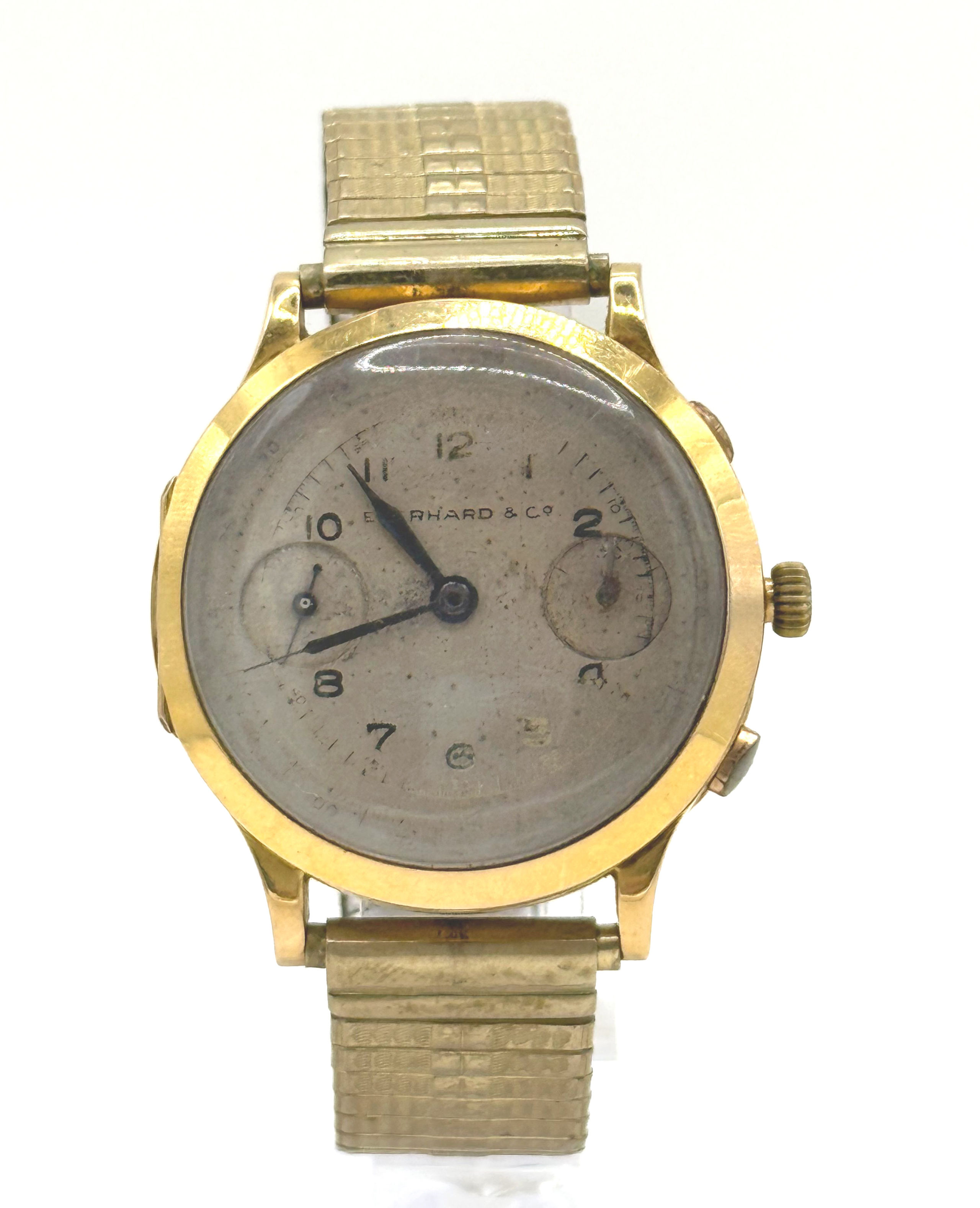 Bague en or jaune (750 millièmes) ornée d’un saphir rond dans un entourage de saphirs calibrés et de quatre brillants. - Lazuli