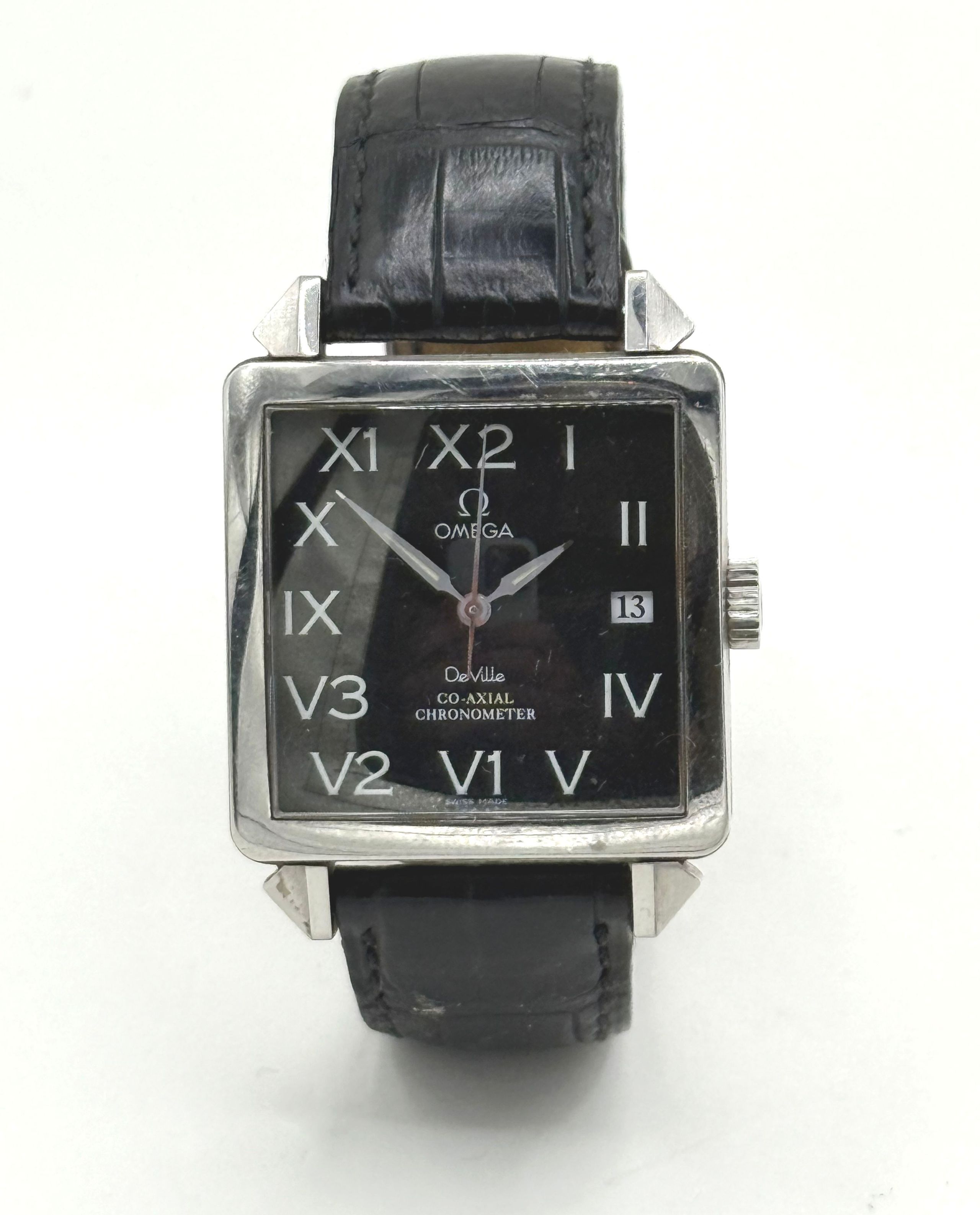 Parure en or jaune (750 millièmes) ornée d’émeraudes rectangulaires, de perles fines à décor filigrané comprenant une bague, une paire de pendants d’oreille et un pendentif. - Lazuli