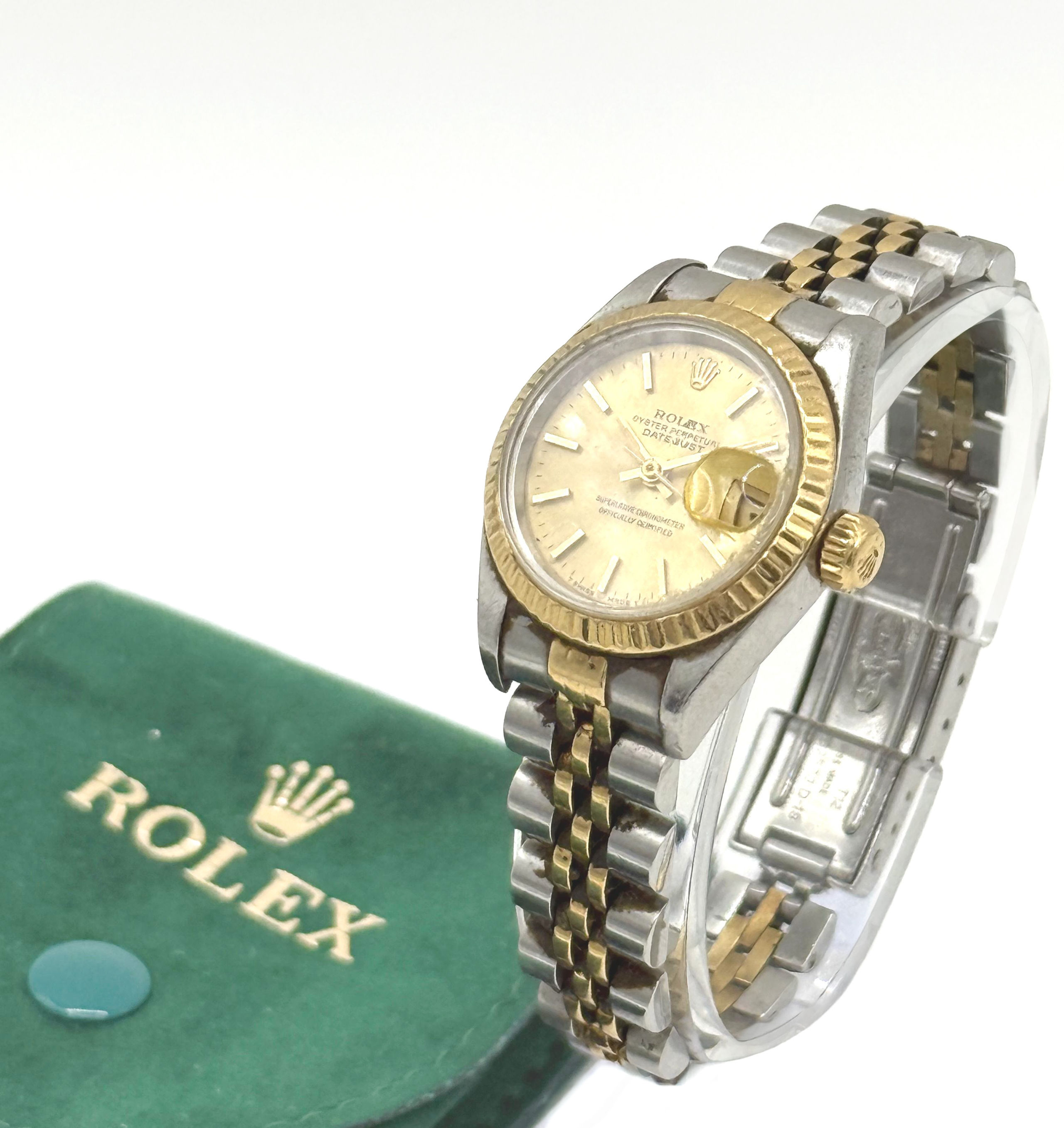 Alliance américaine en or gris (750 millièmes) ornée de diamants ronds. - Lazuli