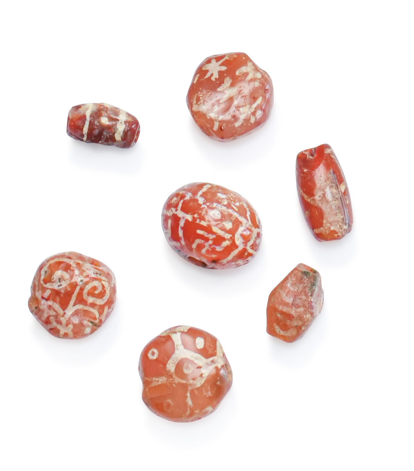 Lot composé d’une pierre taillée, d’un pendentif en agate et de sept perles. Silex, Agate et cornaline. Néolithique, Proche Orient Ier millénaire av. J.C. Asie Occidentale. - Lazuli