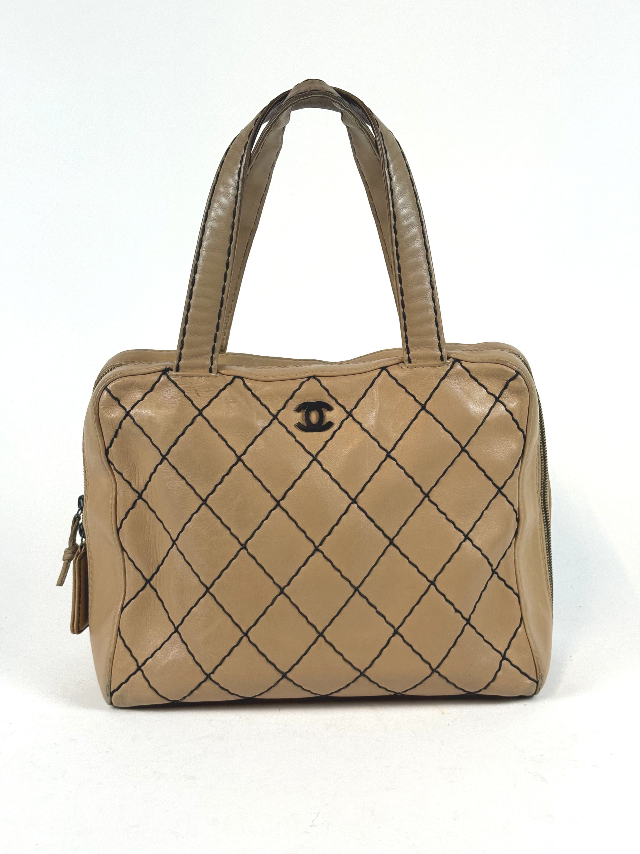 Bague en or jaune (750 millièmes) ornée d’un saphir ovale épaulé par trois brillants de part et d’autre. - Lazuli