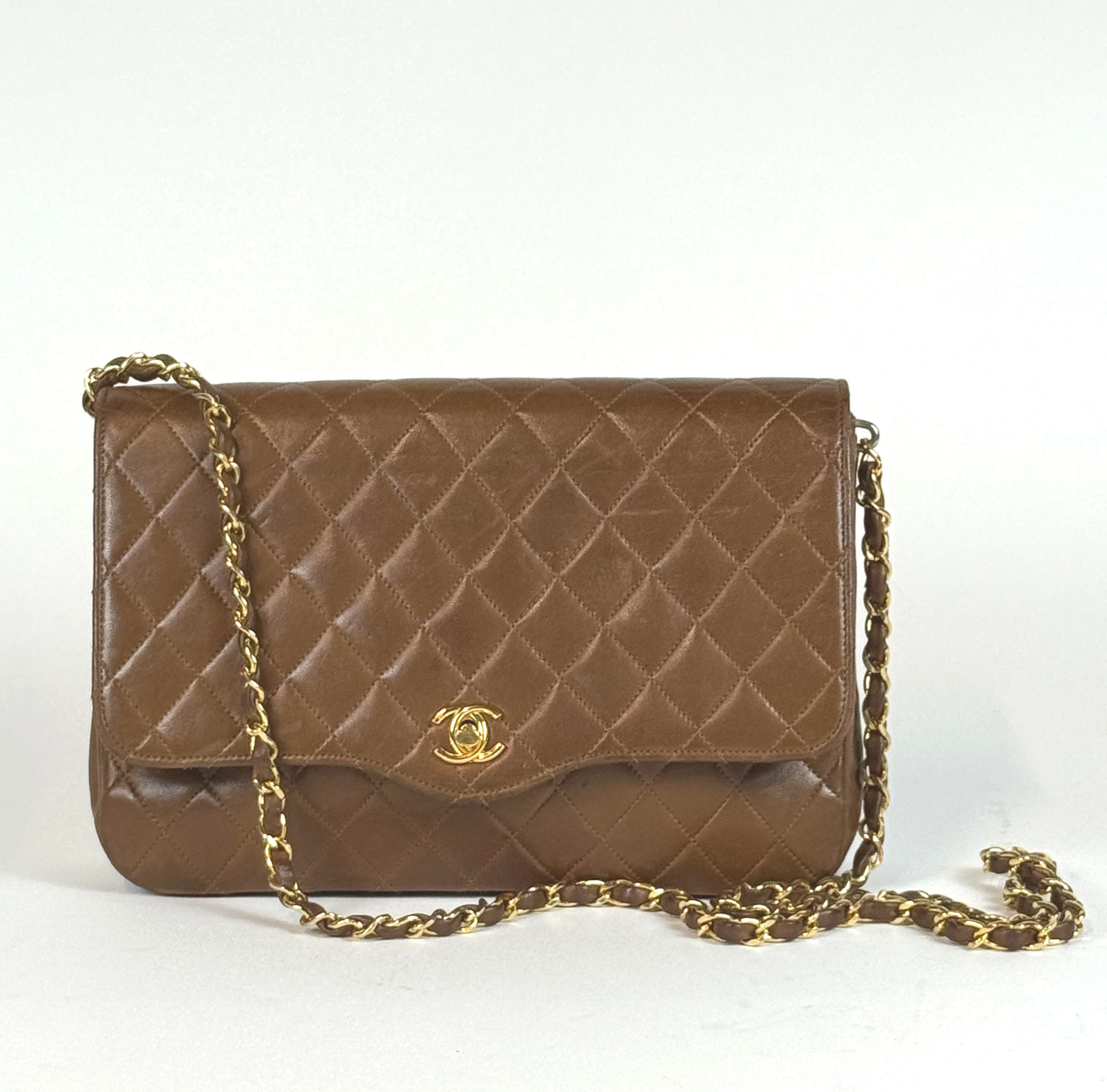 Collier composé de perles biconiques, de deux grosses perles sphériques, d’un cœur IB, et de perles intercalaires granulées. Améthyste et or. Art hellénistique. L. environ 50 cm. On y joint un petit bracelet d’améthyste. - Lazuli