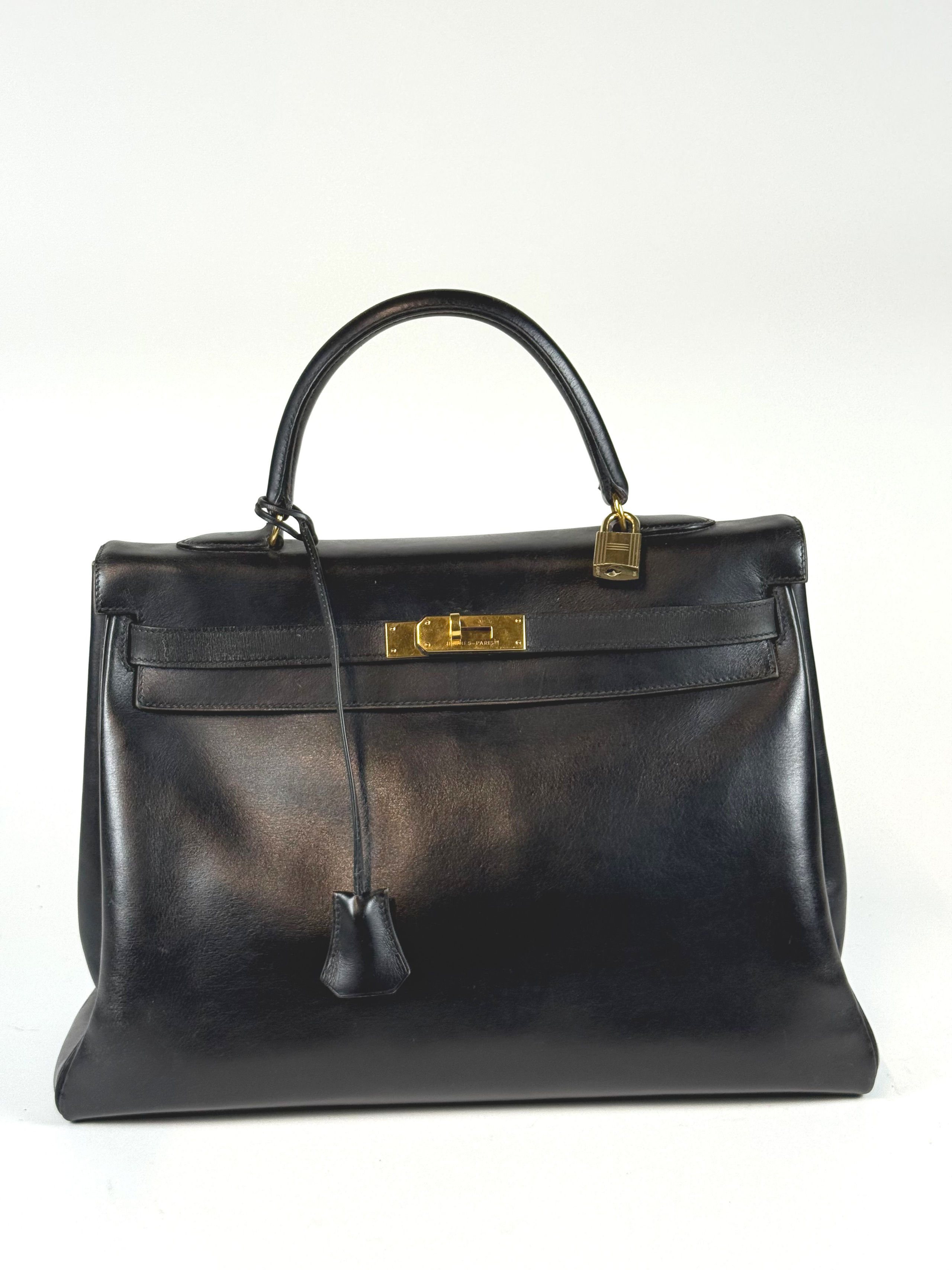 Bague en or gris (750 millièmes) ornée d’une émeraude rectangulaire à pans coupés épaulée de deux lignes de diamants de part et d’autre. - Lazuli