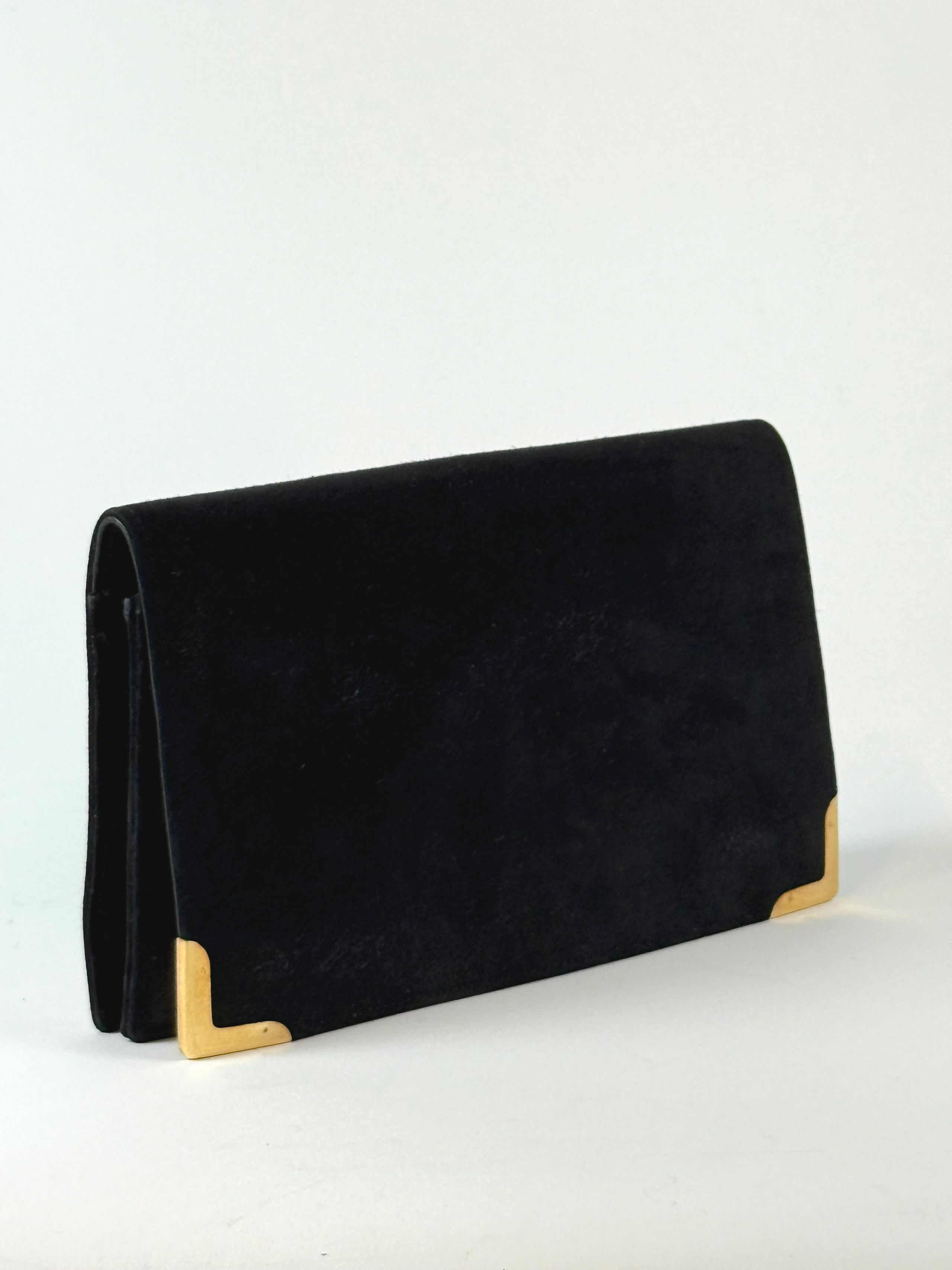 Collier composé de perles facettées et de perles sphériques. Une amulette représentant une divinité égyptisante. Or et grenats. Proche Orient. Phénicien ? Ier millénaire av. J.C. L. environ 80 cm. - Lazuli