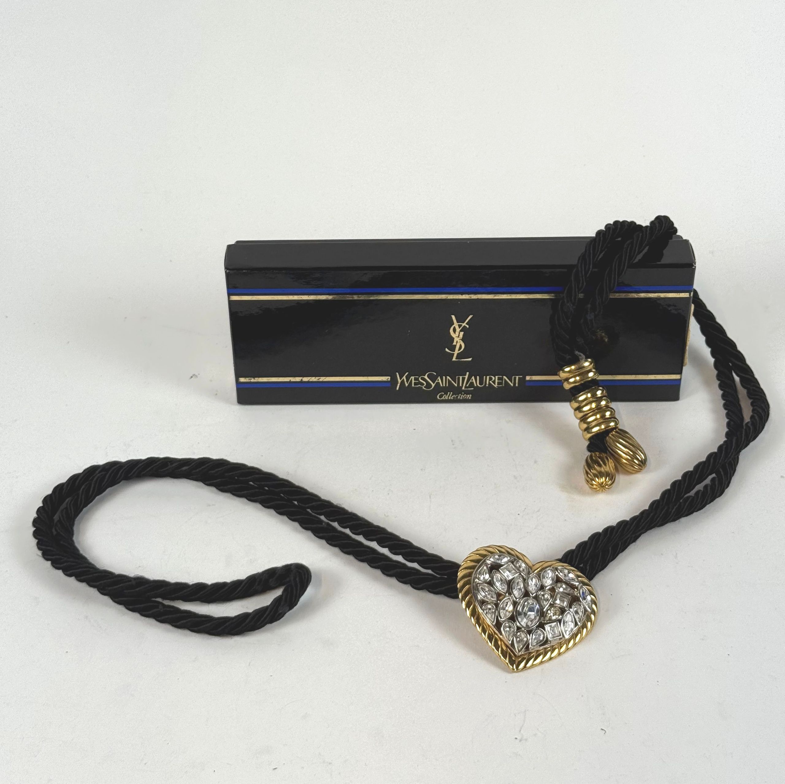 Bague toi & moi en or gris (750 millièmes) ornée de deux rubis coussins entourés de brillants et agrémentée d’une ligne de brillants de part et d’autre. - Lazuli