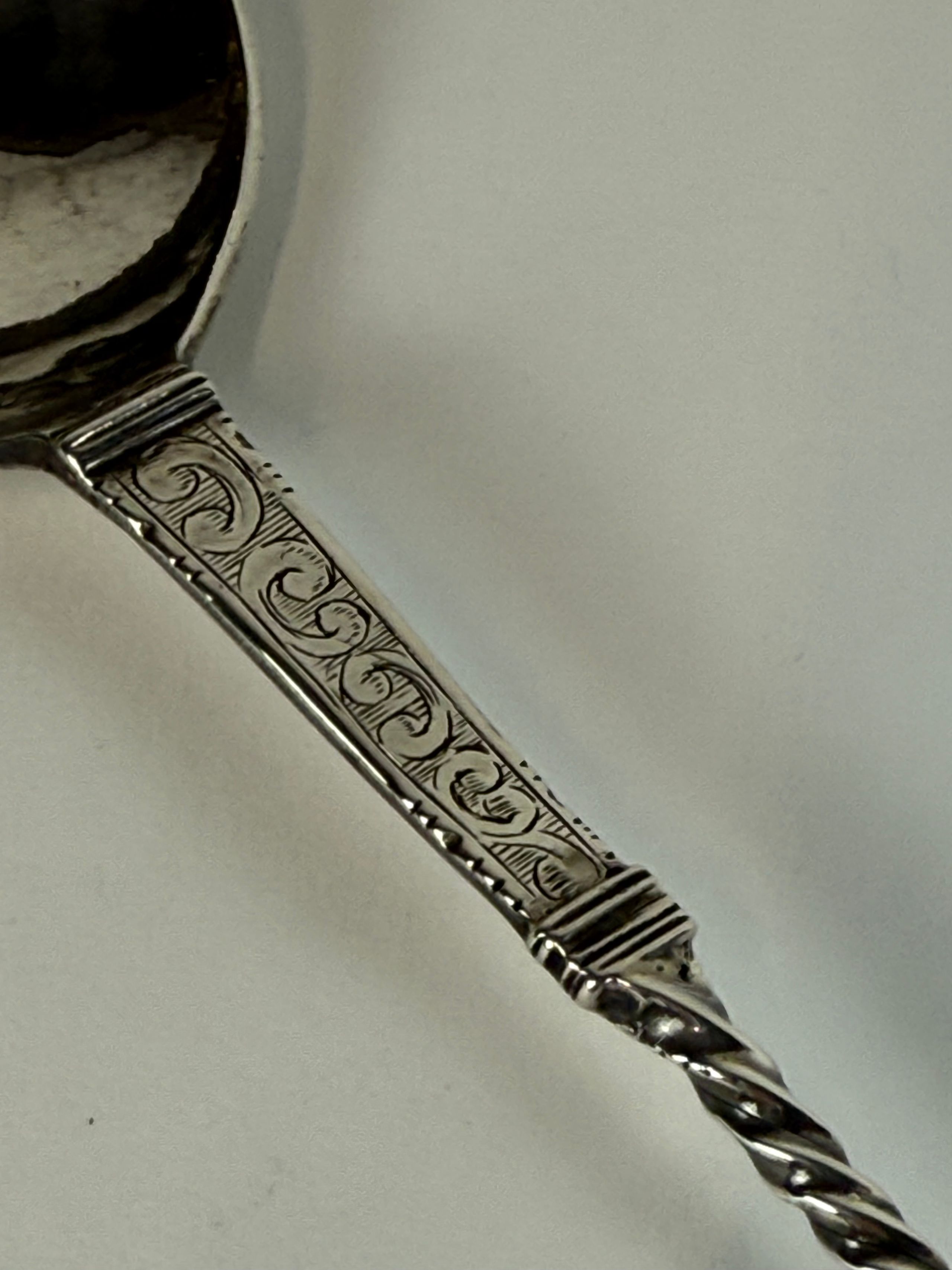 Bracelet orné d’une perle plate en jadéite et de perles sphériques en or. Travail ancien asiatico-occidental. - Lazuli