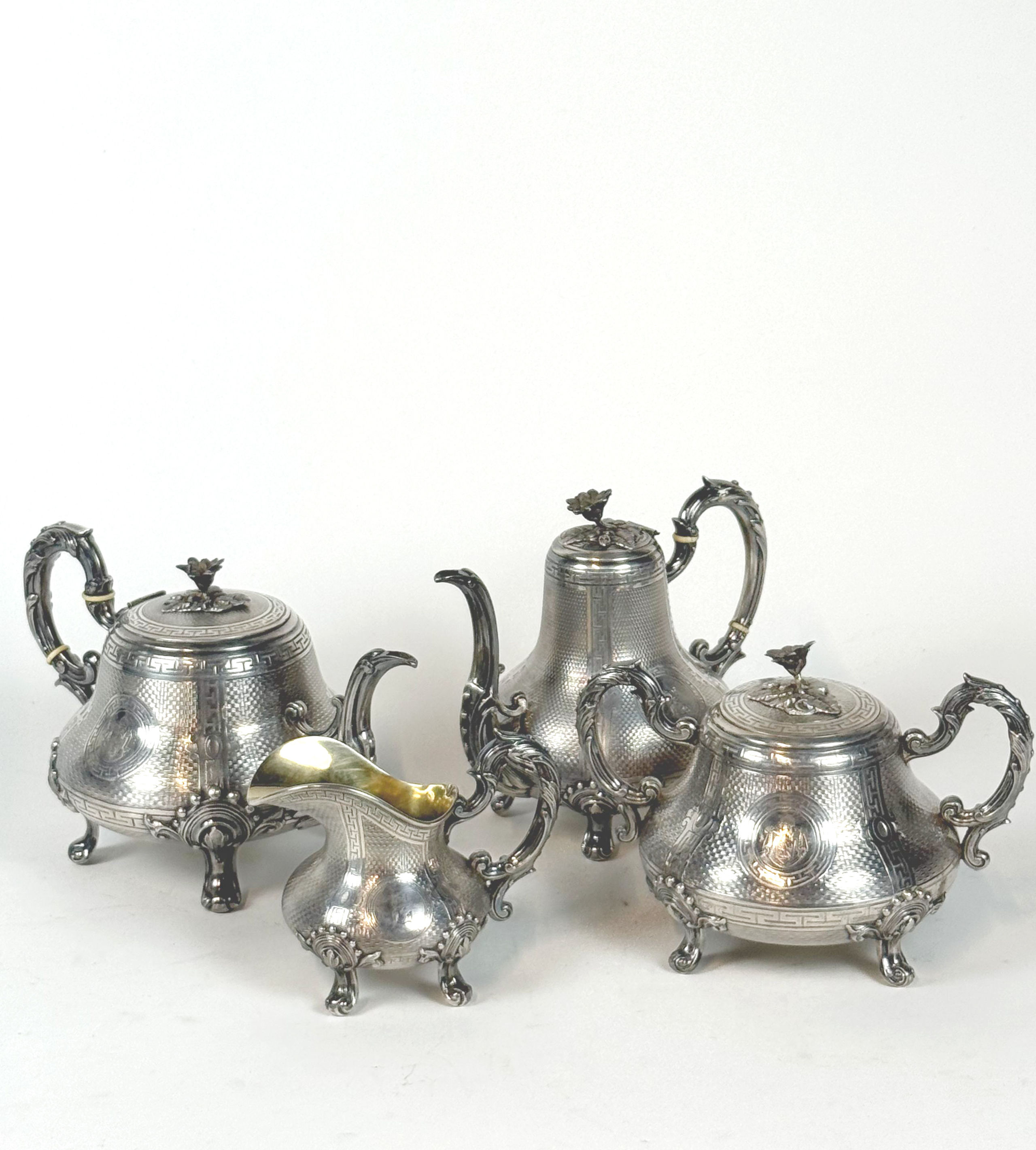 Bague en or jaune (750 millièmes) ornée d’un saphir coussin d’environ 3,50 cts dans un entourage de brillants et épaulé de deux brillants de part et d’autre. - Lazuli