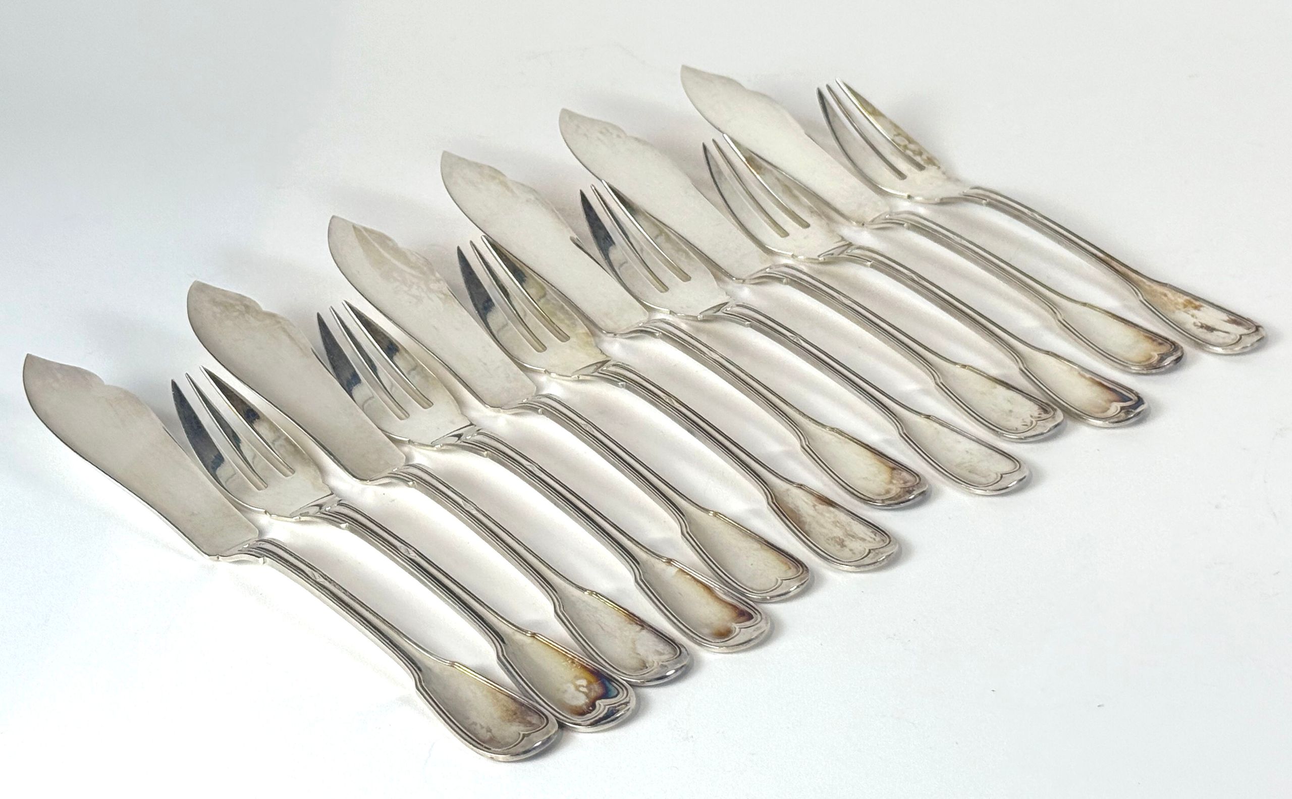 Collier en or gris (750 millièmes) et platine composé d&rsquo;une chaîne à maille forçat et d&rsquo;un pendentif goutte orné de diamants et agrémenté de deux diamants en pampille. - Lazuli