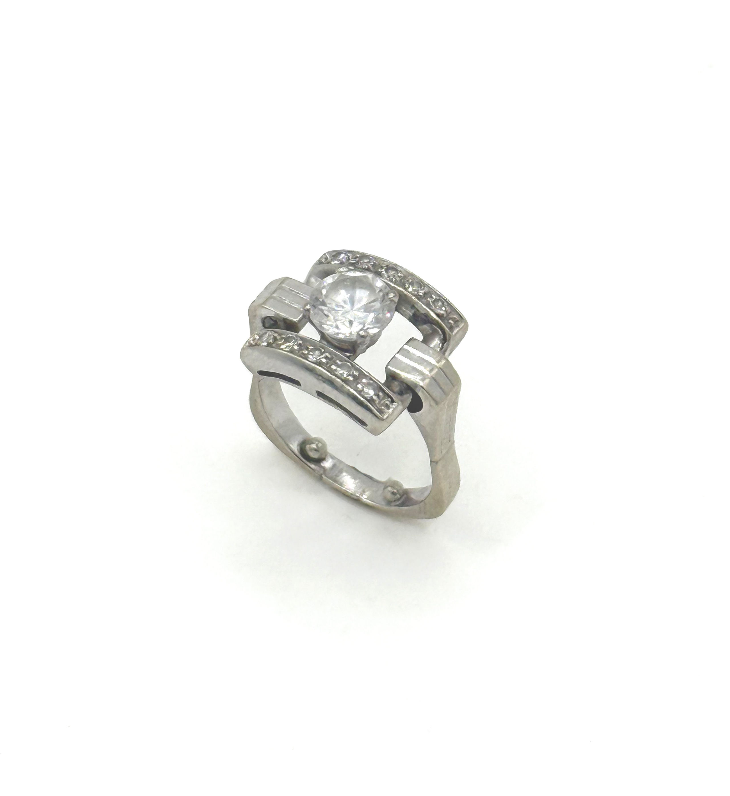 Bague en or gris (750 millièmes) ornée d&rsquo;une pierre blanche épaulée de deux lignes de brillants. - Lazuli