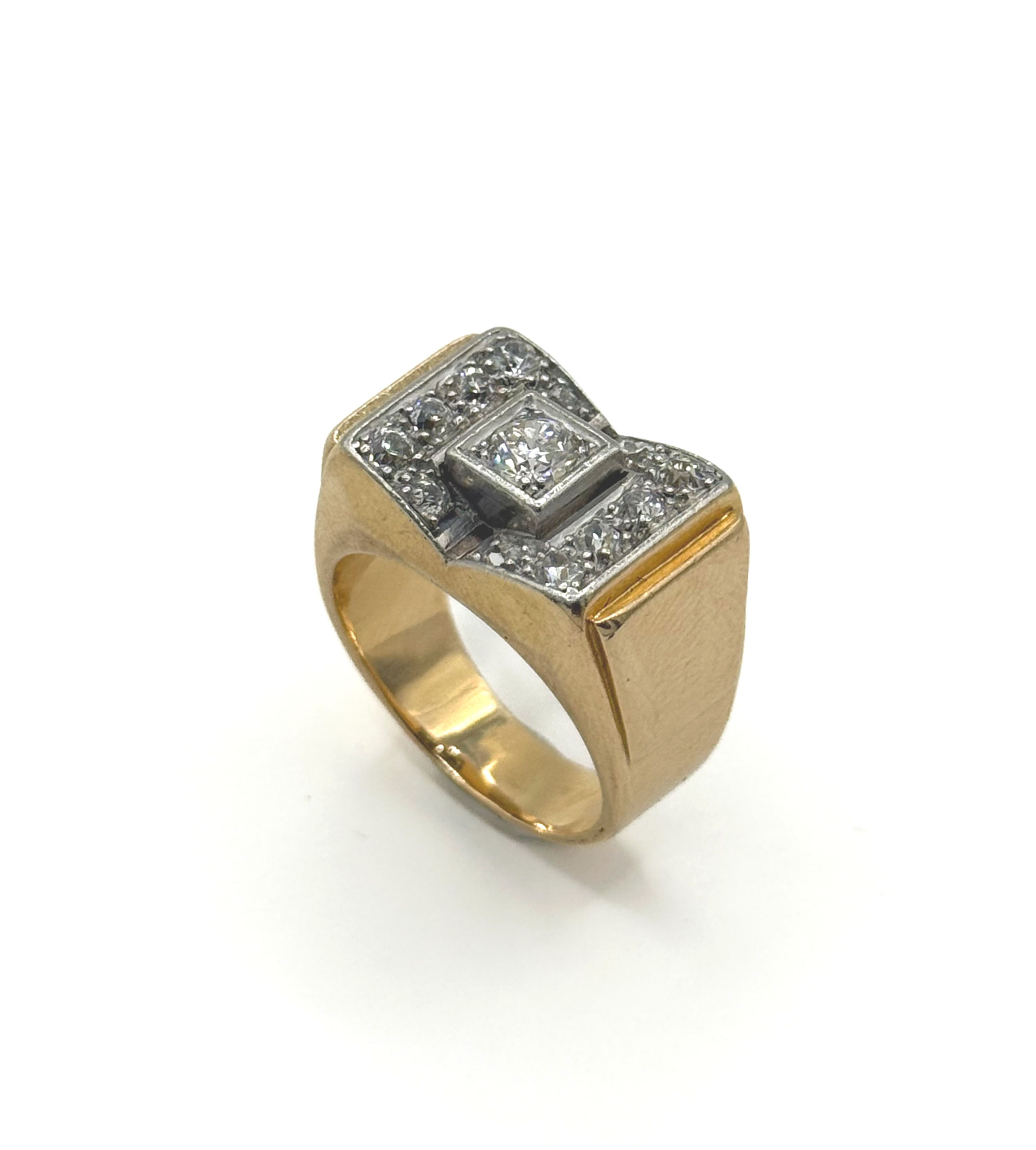 Pendentif en or jaune (750 millième) stylisant un coeur cannelé retenant un coeur en breloque. La belière ornée d&rsquo;un diamant taille moderne. - Lazuli