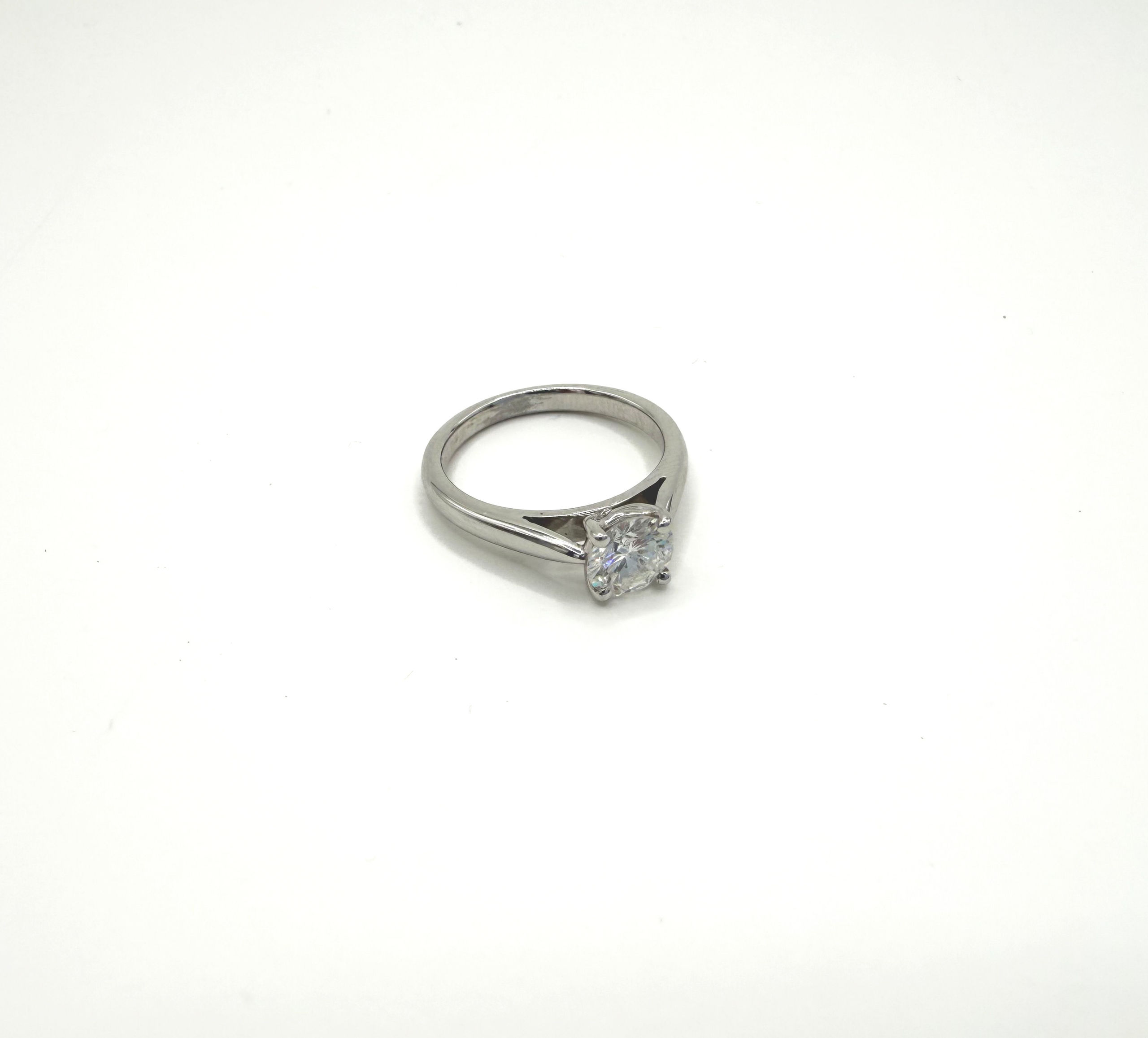 Alliance américaine en platine ornée de diamants calibrés. - Lazuli