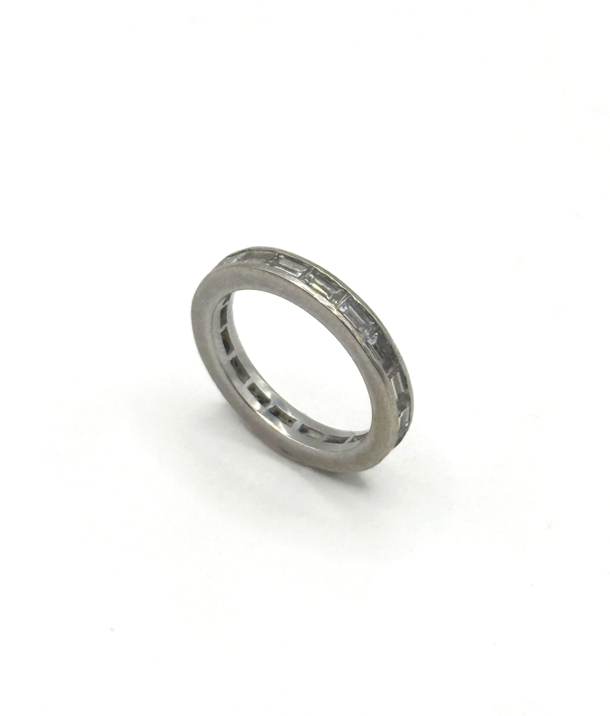 Broche pendentif en or jaune (750 millièmes) ornée d&rsquo;une intaille ronde stylisant une tête de cheval dorée. - Lazuli