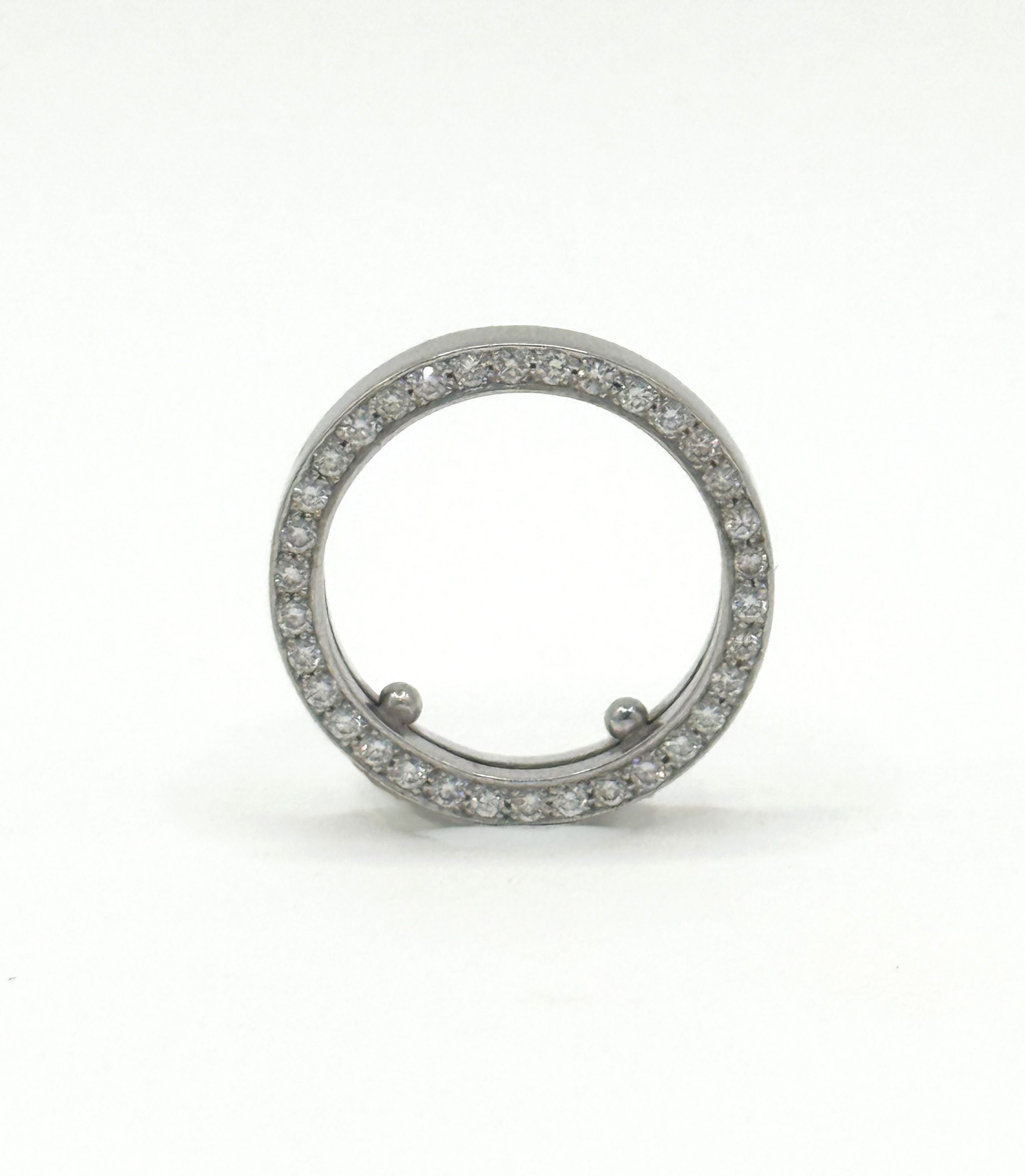 Collier négligé en or gris (750 millièmes) à maille forçat centré d&rsquo;un noeud orné de diamants taille ancienne. - Lazuli