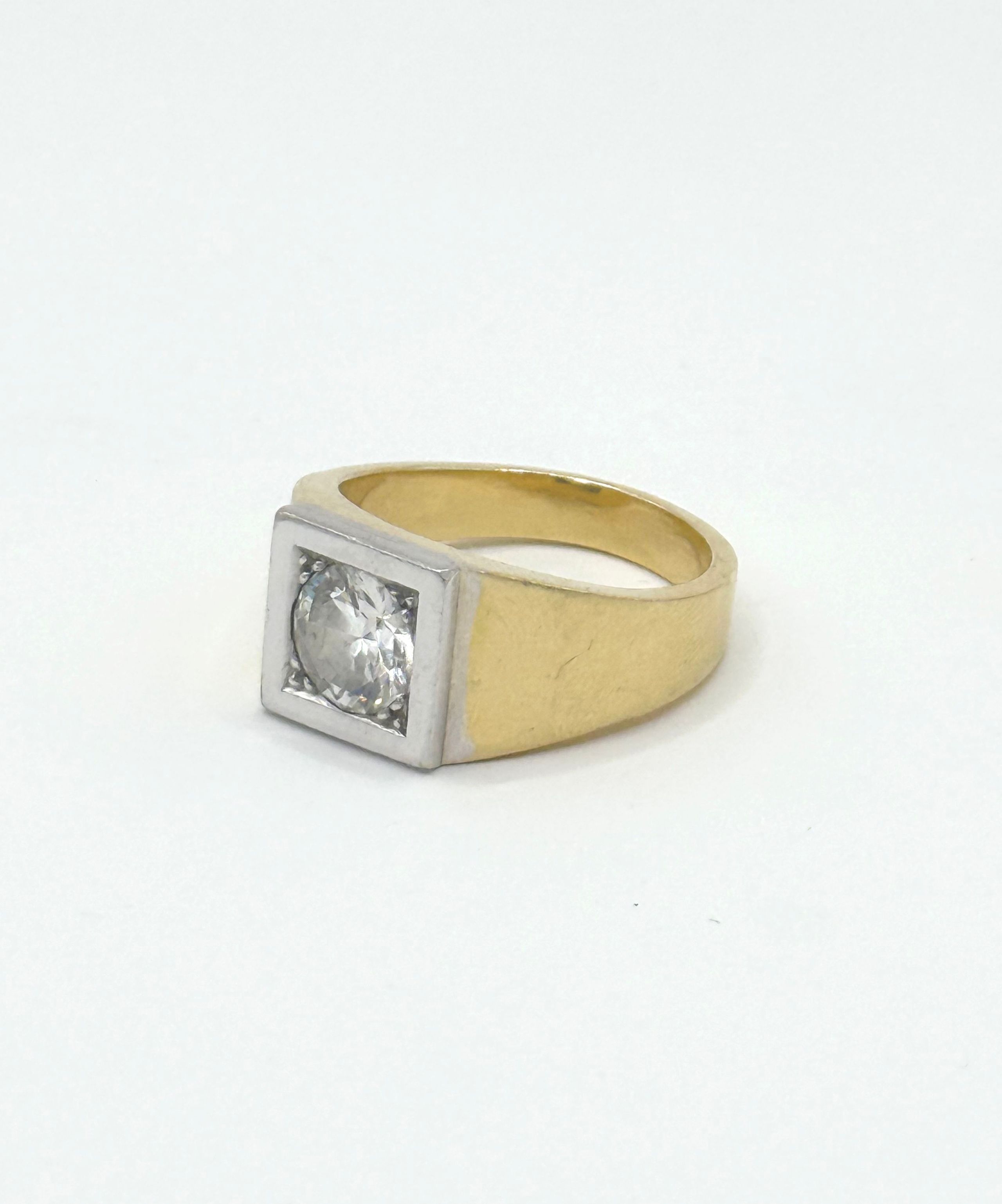 Collier en or gris (750 millièmes) ornée d’une fleur ajourée, le pistil formé d’un diamant de couleur, les pétales ornés de brillants. - Lazuli