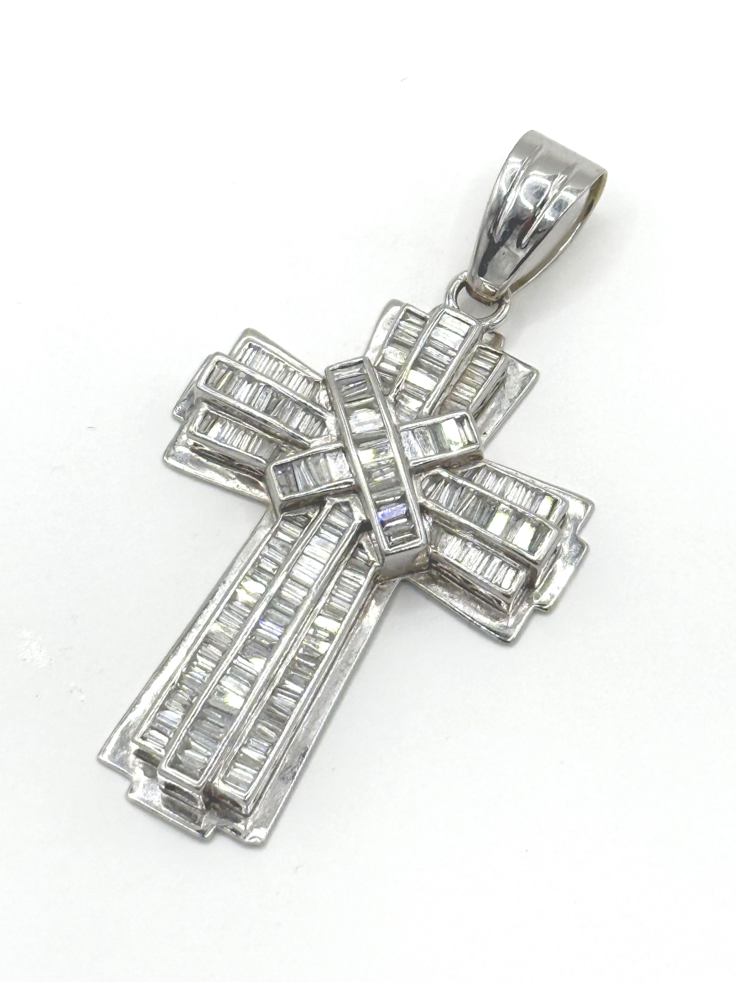 Bague en or jaune (750 millièmes) ornée d&rsquo;un diamant rond taille moderne épaulé de deux diamants navettes. - Lazuli