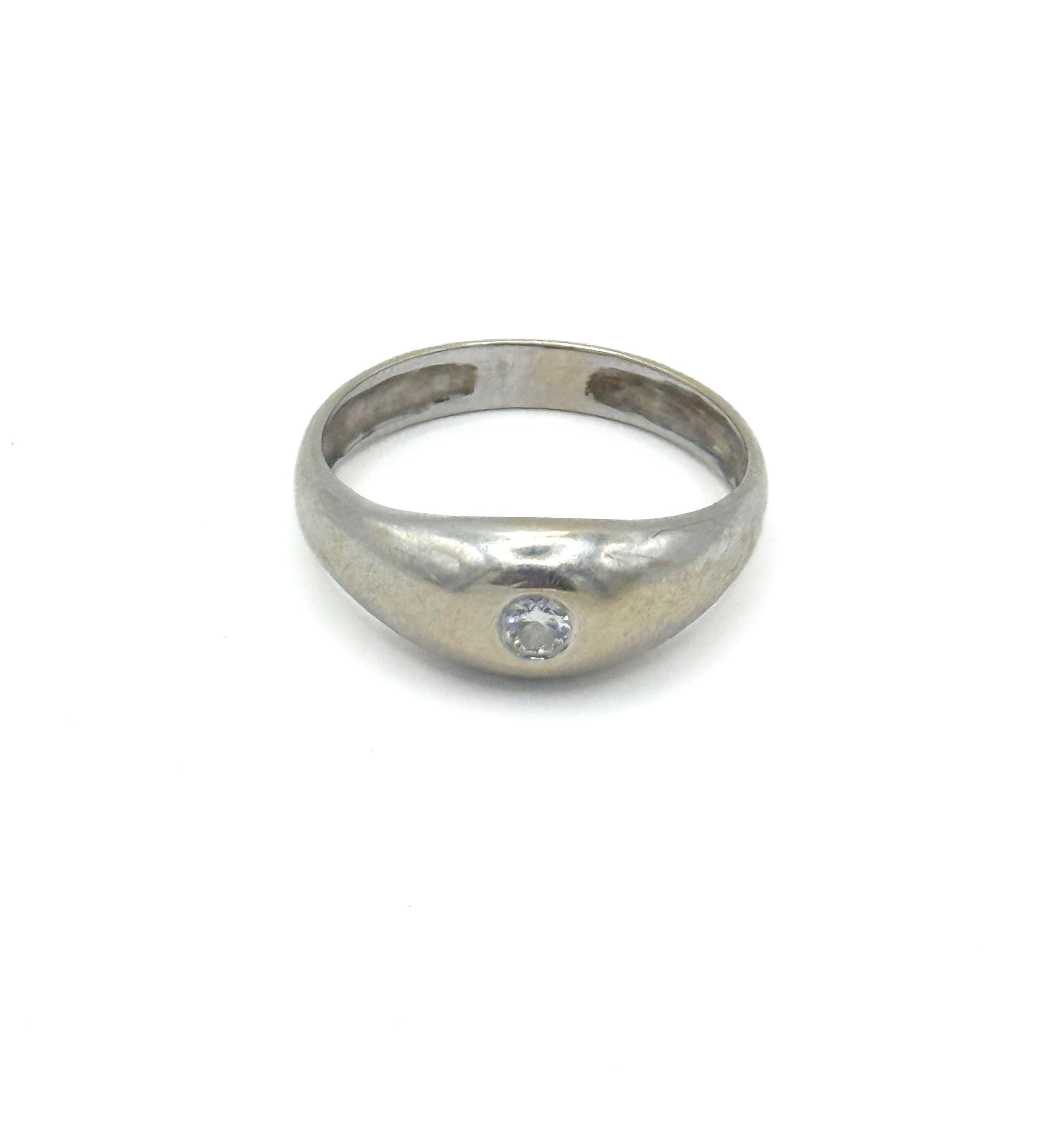 Broche ovale ajourée en or jaune (585 millièmes) et platine ornée d’un saphir jaune ovale épaulé de saphirs ovales agrémentée de diamants taillés en rose. - Lazuli