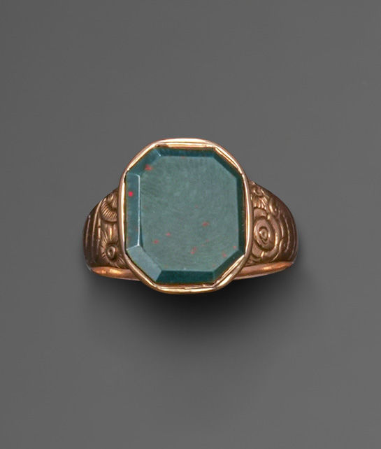 Bague en or rose (750 millièmes) ornée d’un jaspe sanguin octogonal à décor ciselé d’enroulements floraux et gravée et datée « 6 juin 1836 ». - Lazuli