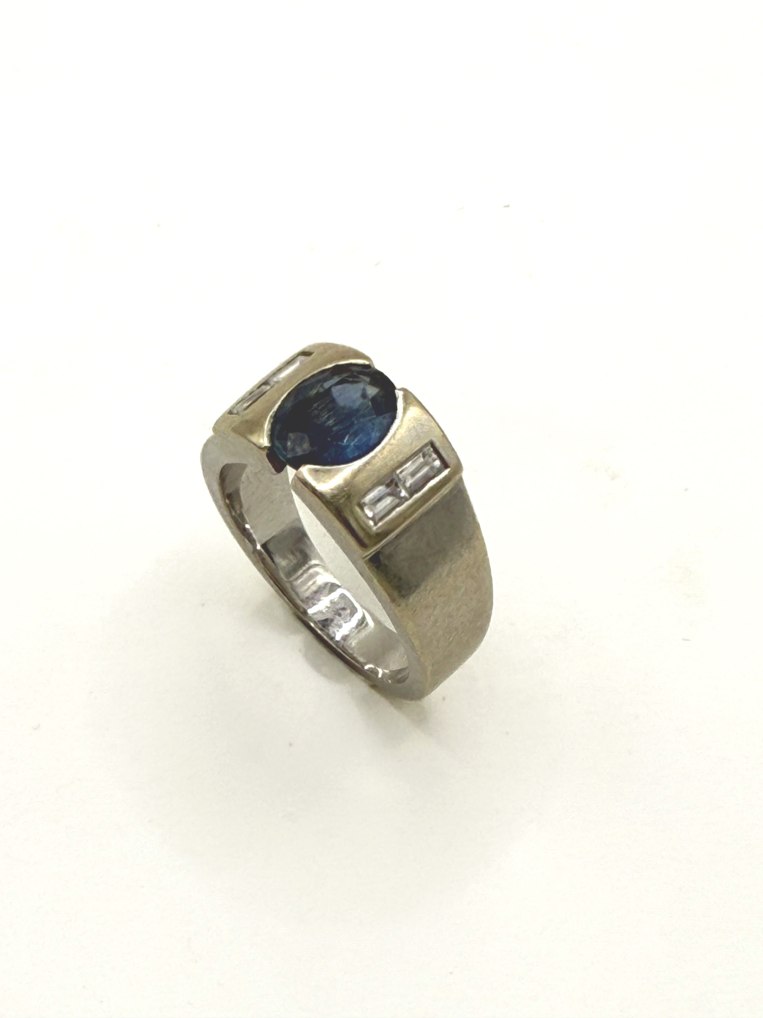 Bague ajourée de forme navette en or gris (750 millièmes) ornée de pierres blanches. - Lazuli