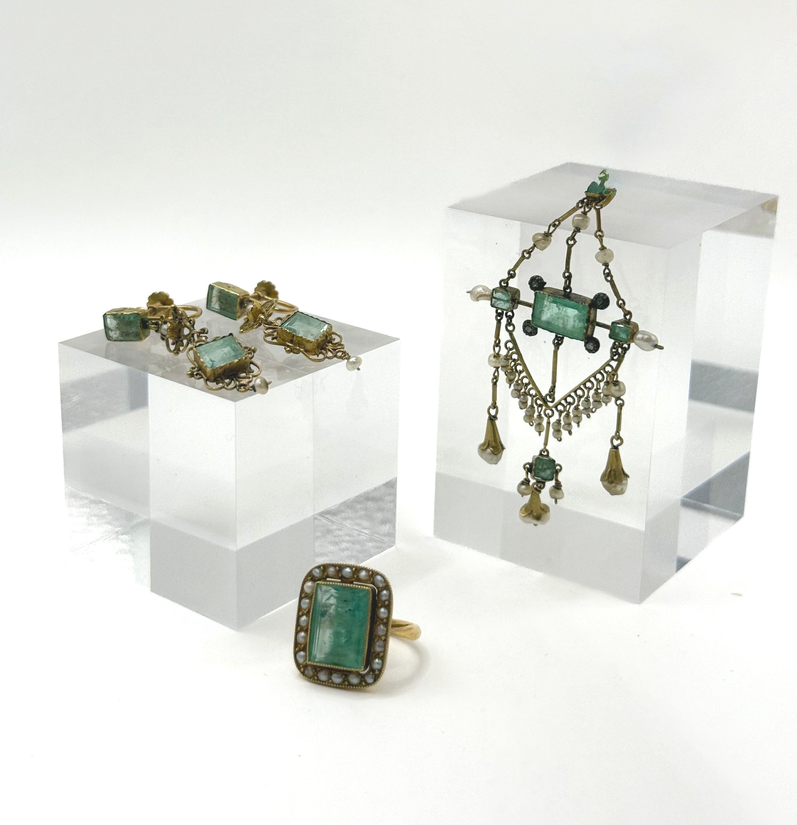 Parure en or jaune (750 millièmes) ornée d’émeraudes rectangulaires, de perles fines à décor filigrané comprenant une bague, une paire de pendants d’oreille et un pendentif. - Lazuli