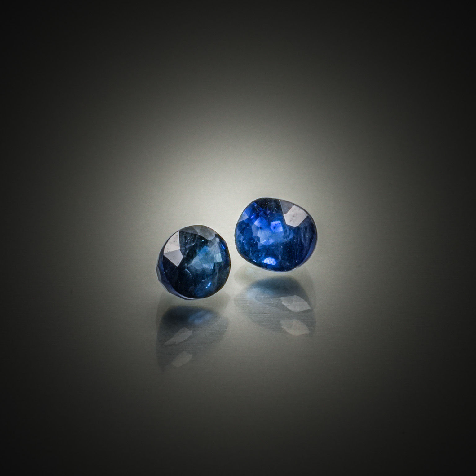 Lot de diamants caramels ronds sur papier. - Lazuli